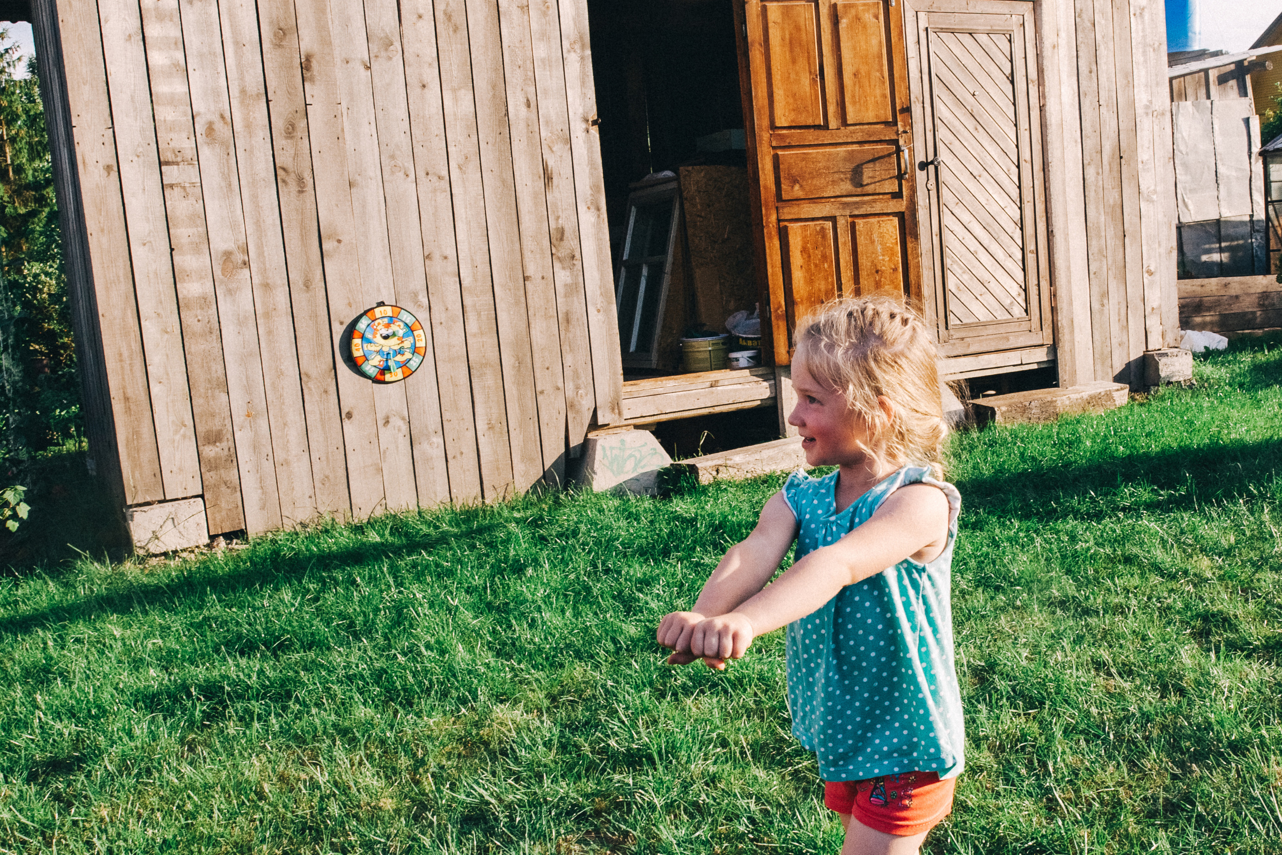 Ульяше 5 лет. Дачный деньрожденский день. Семейный фотограф, фотограф родов, репортажей фотограф в Санкт-Петербу
