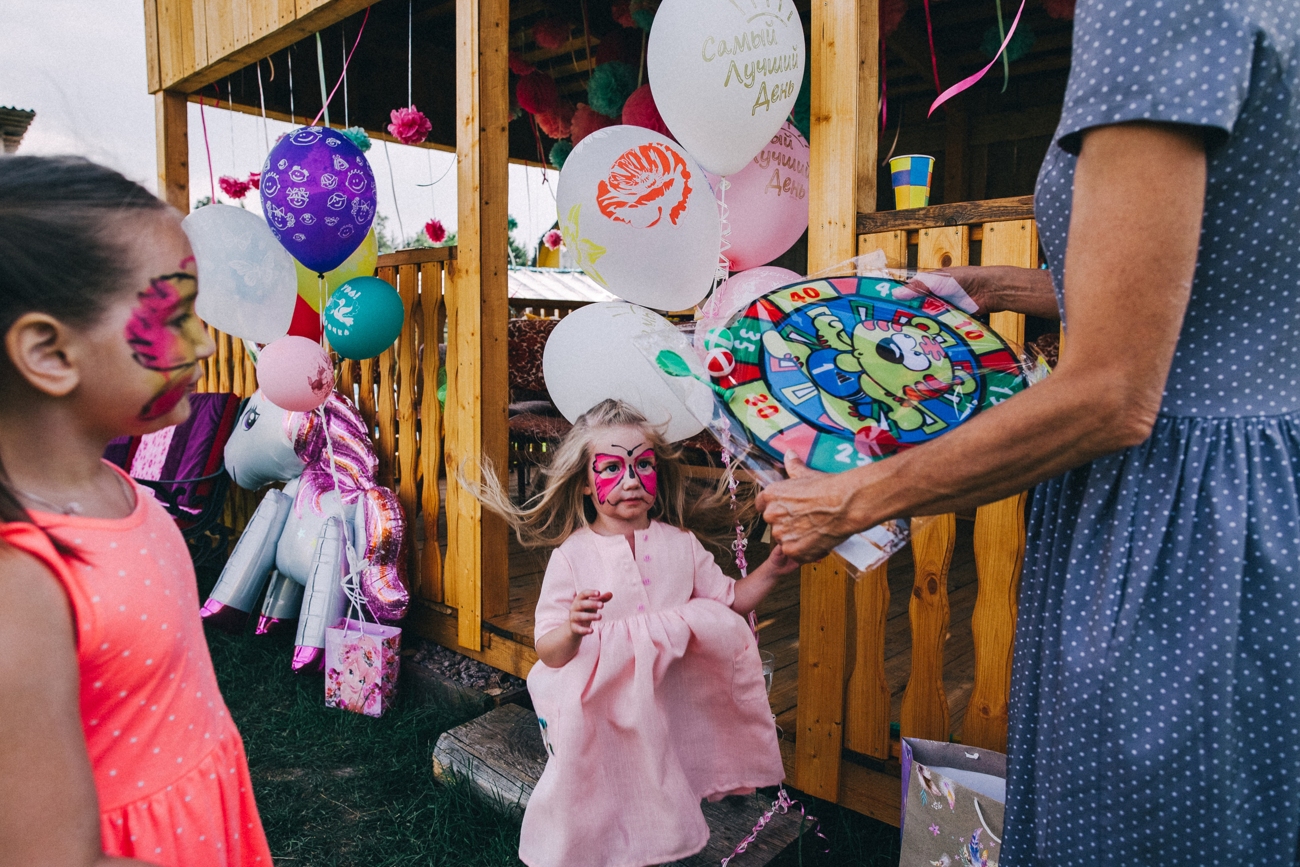 Ульяше 5 лет. Дачный деньрожденский день. Семейный фотограф, фотограф родов, репортажей фотограф в Санкт-Петербу