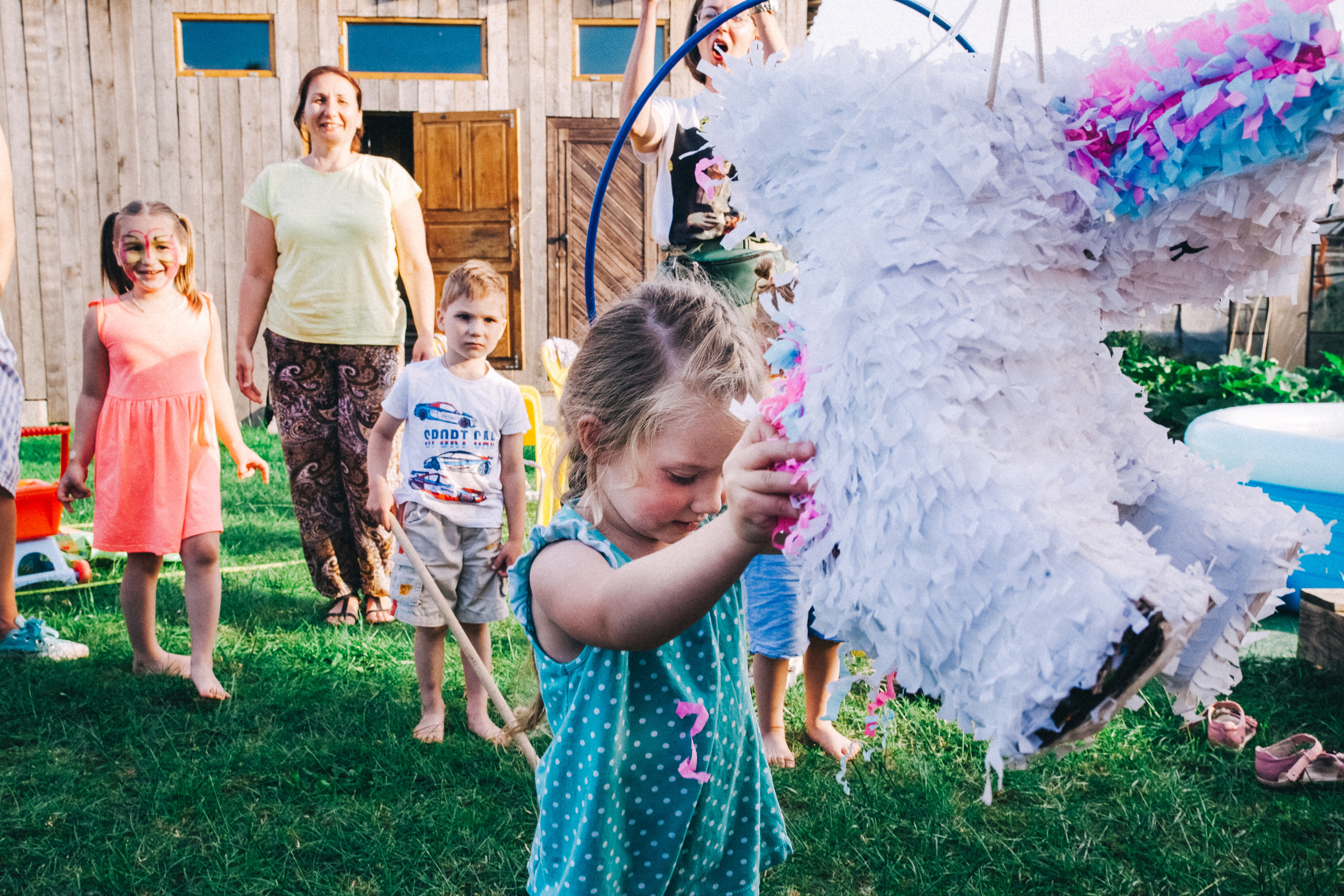 Ульяше 5 лет. Дачный деньрожденский день. Семейный фотограф, фотограф родов, репортажей фотограф в Санкт-Петербу