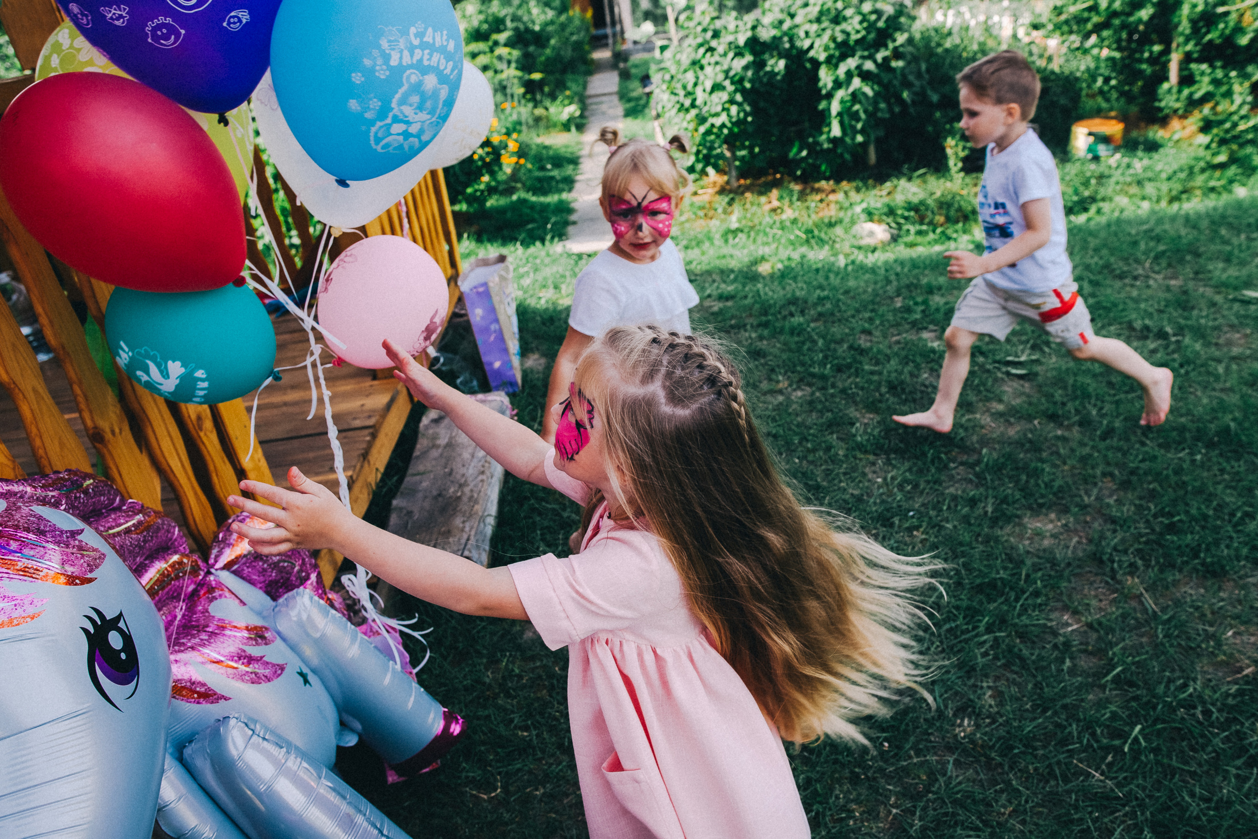 Ульяше 5 лет. Дачный деньрожденский день. Семейный фотограф, фотограф родов, репортажей фотограф в Санкт-Петербу