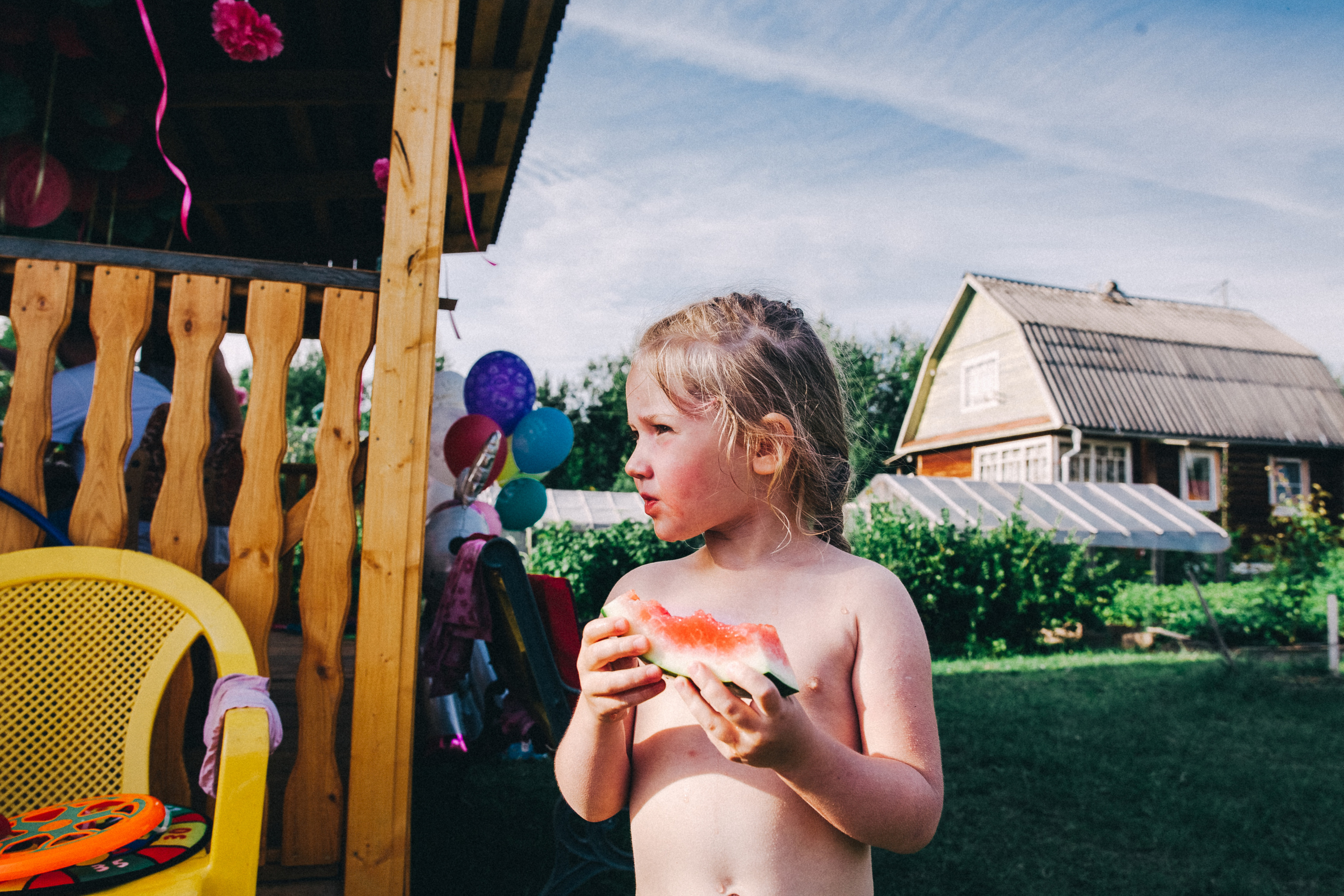 Ульяше 5 лет. Дачный деньрожденский день. Семейный фотограф, фотограф родов, репортажей фотограф в Санкт-Петербу