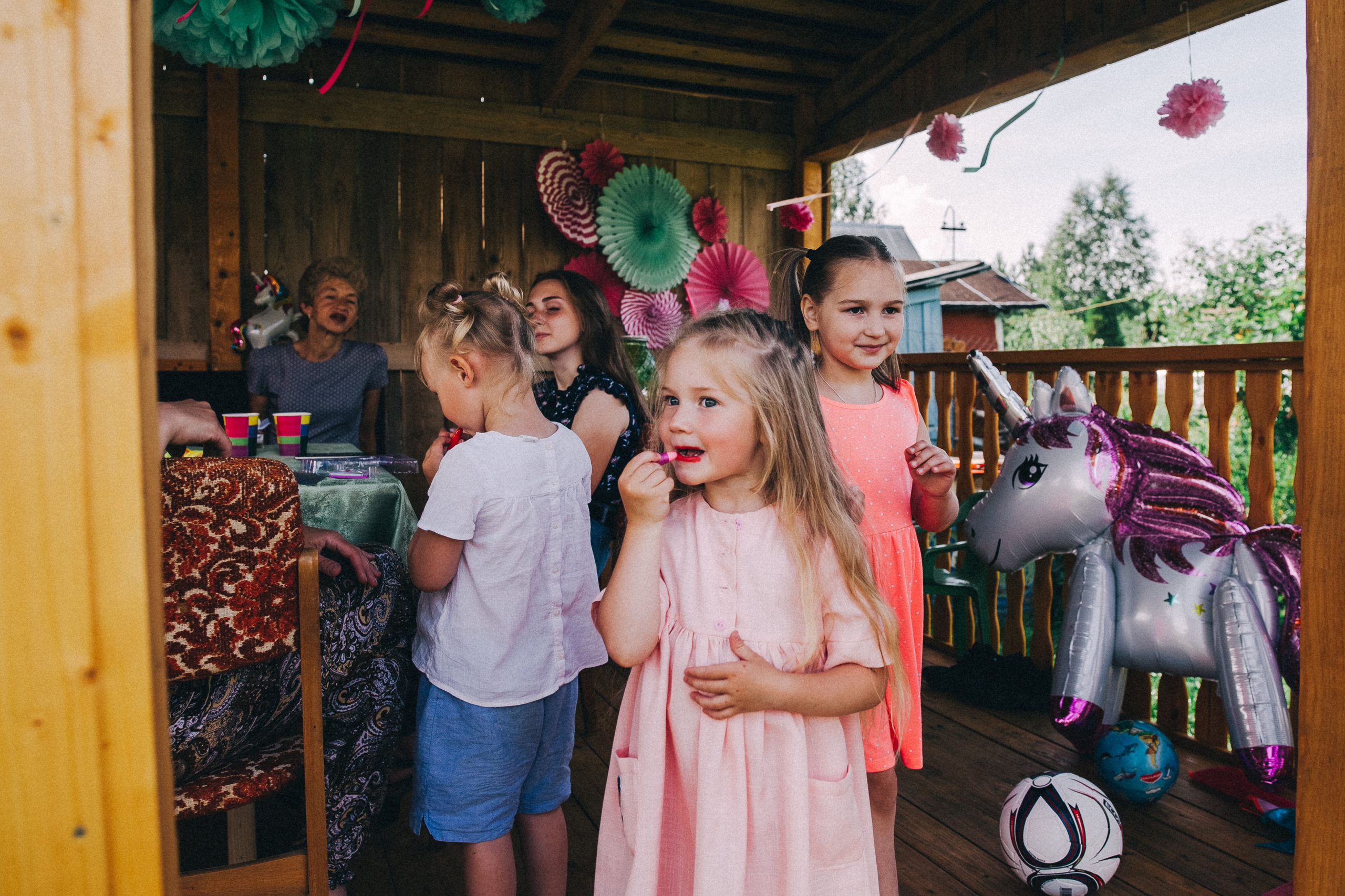Ульяше 5 лет. Дачный деньрожденский день. Семейный фотограф, фотограф родов, репортажей фотограф в Санкт-Петербу