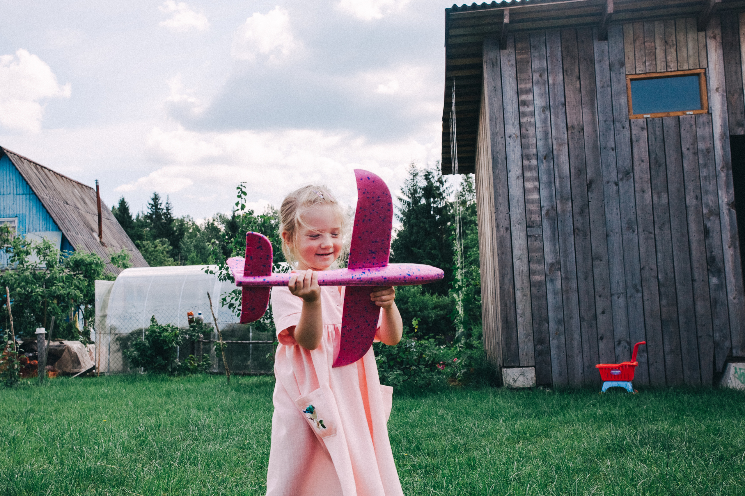 Ульяше 5 лет. Дачный деньрожденский день. Семейный фотограф, фотограф родов, репортажей фотограф в Санкт-Петербу