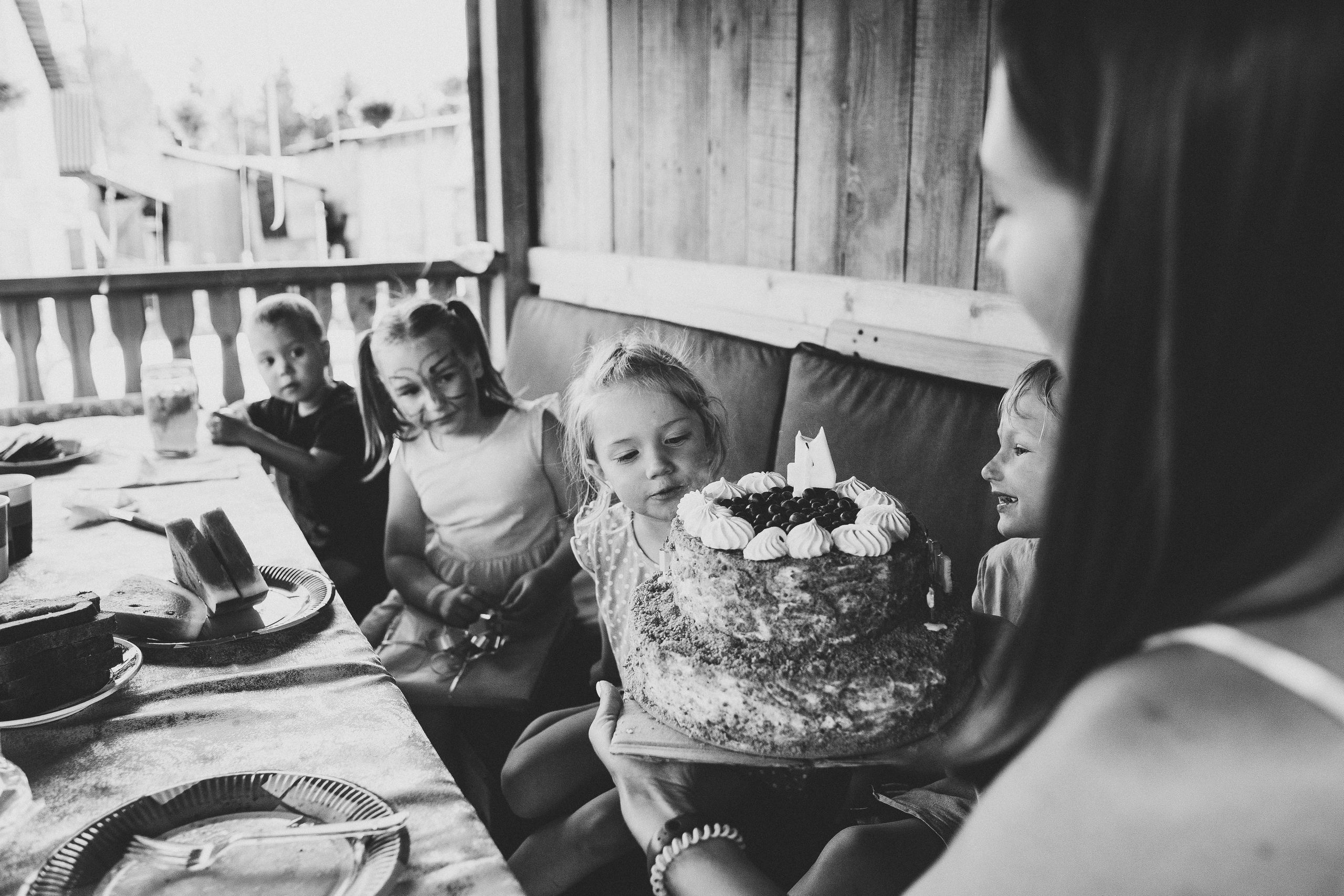 Ульяше 5 лет. Дачный деньрожденский день. Семейный фотограф, фотограф родов, репортажей фотограф в Санкт-Петербу