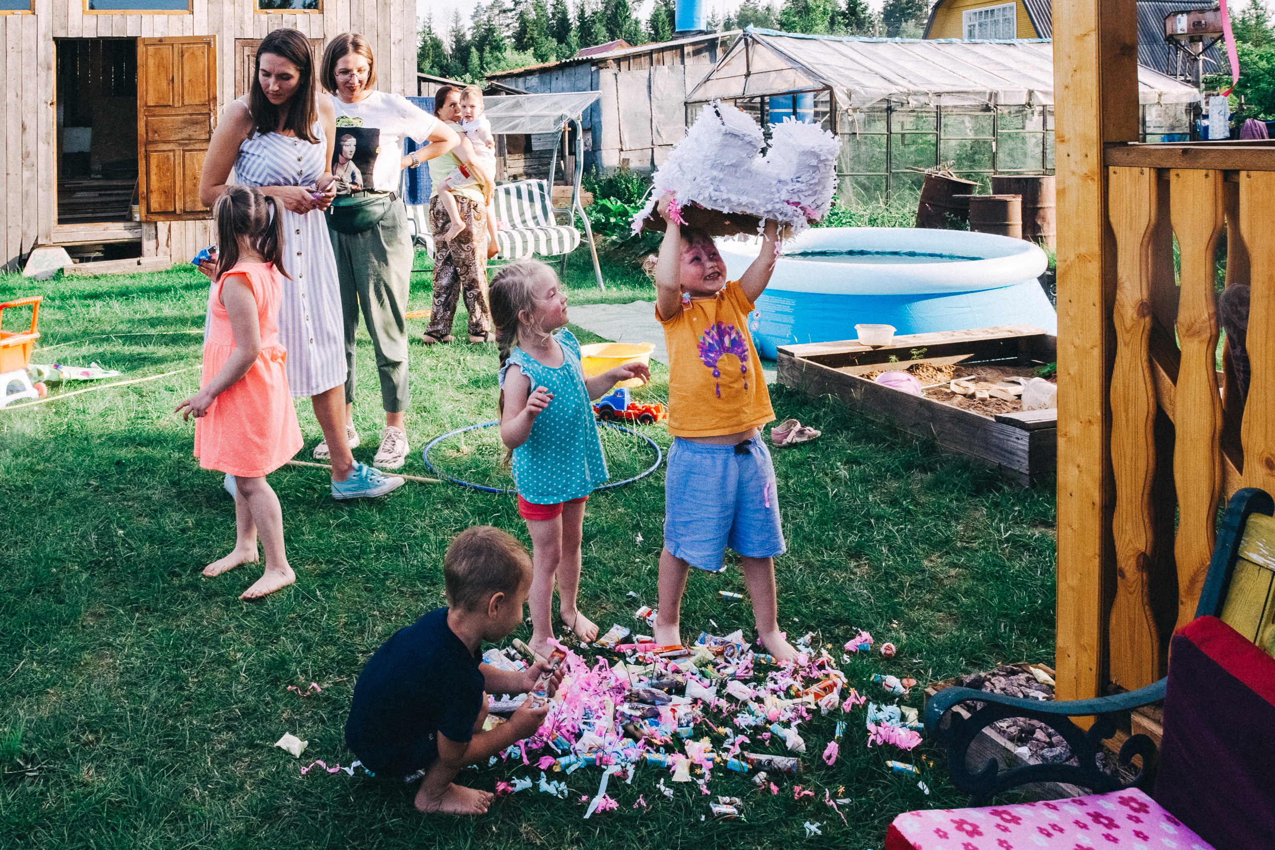 Ульяше 5 лет. Дачный деньрожденский день. Семейный фотограф, фотограф родов, репортажей фотограф в Санкт-Петербу