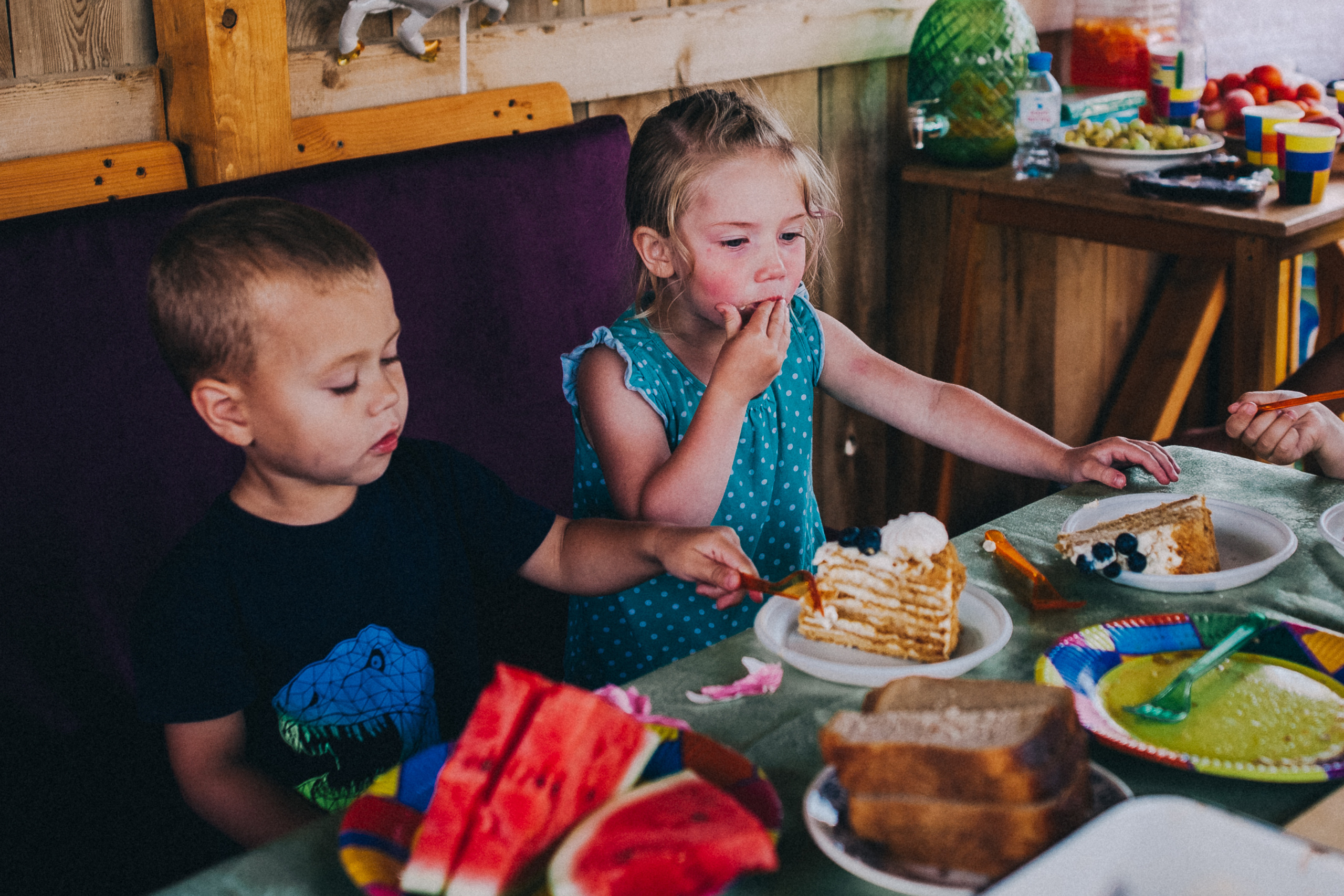 Ульяше 5 лет. Дачный деньрожденский день. Семейный фотограф, фотограф родов, репортажей фотограф в Санкт-Петербу