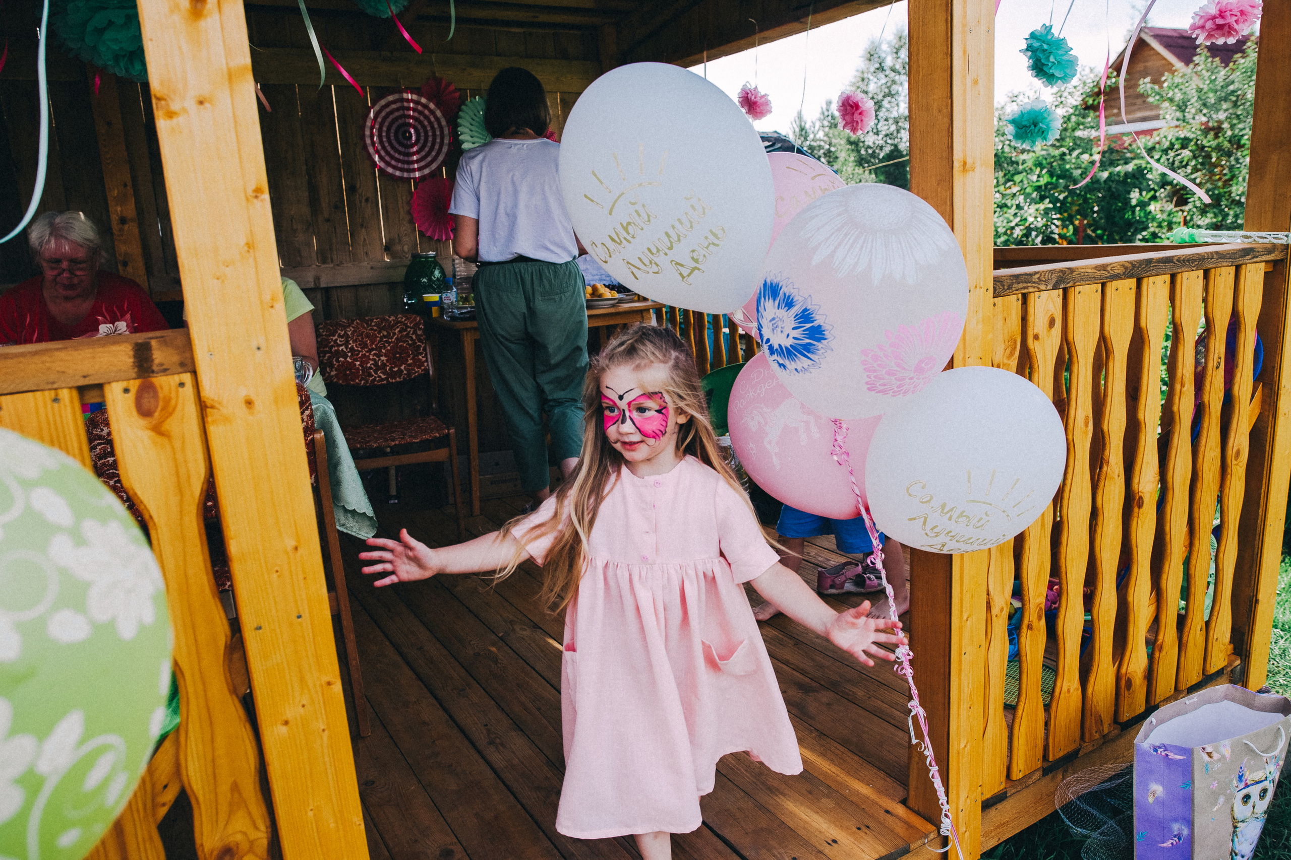 Ульяше 5 лет. Дачный деньрожденский день. Семейный фотограф, фотограф родов, репортажей фотограф в Санкт-Петербу