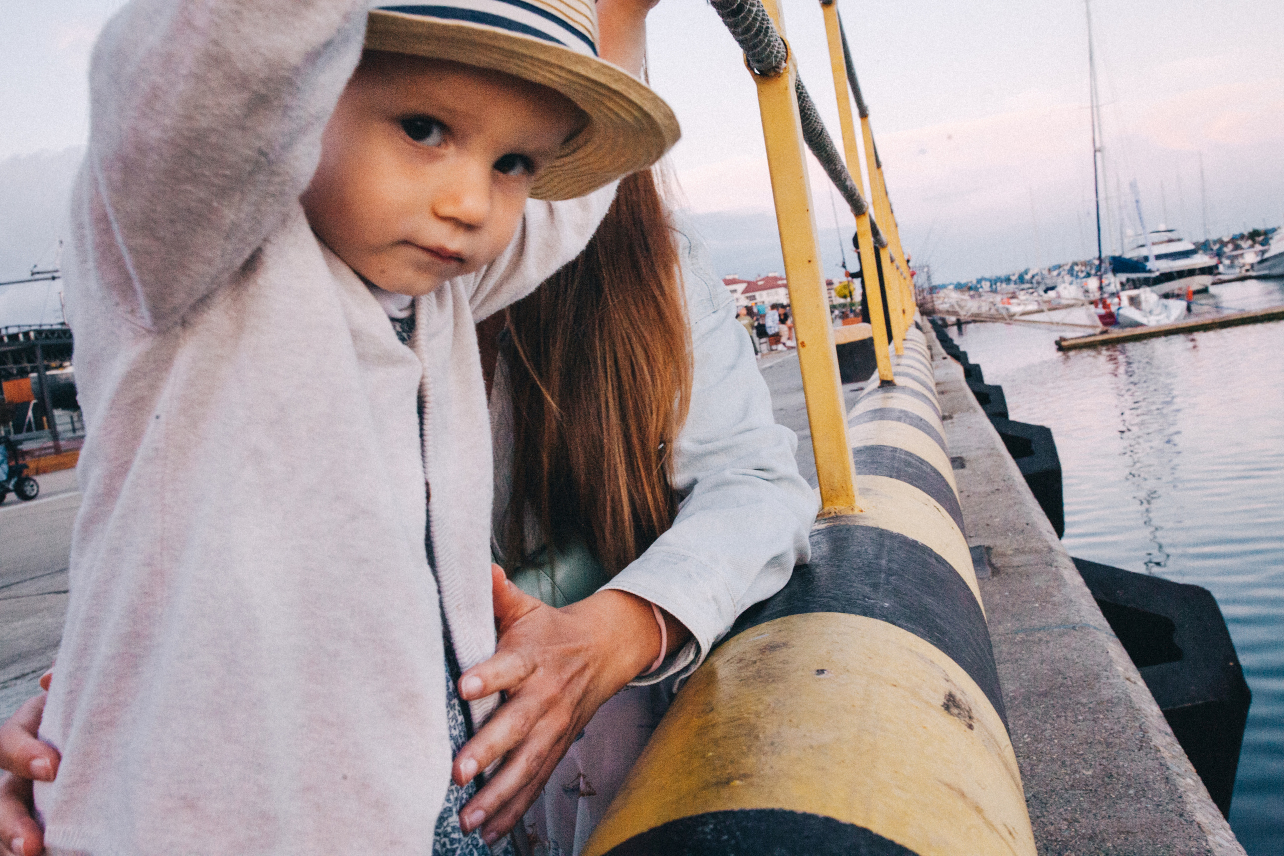Вася, Маша, Соня. Отпуск в Адлере. Семейный фотограф, фотограф родов, репортажей фотограф в Санкт-Петербу