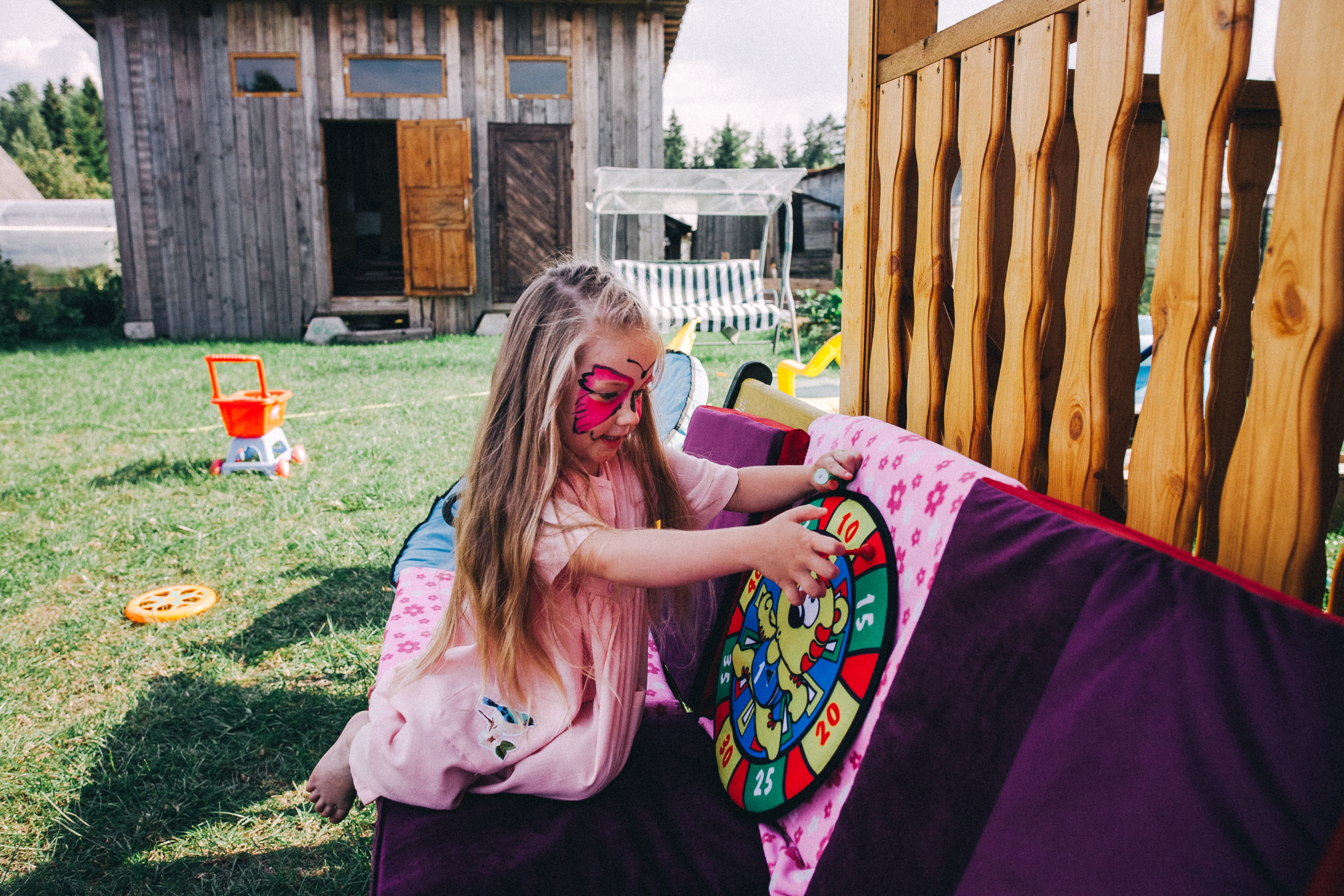 Ульяше 5 лет. Дачный деньрожденский день. Семейный фотограф, фотограф родов, репортажей фотограф в Санкт-Петербу