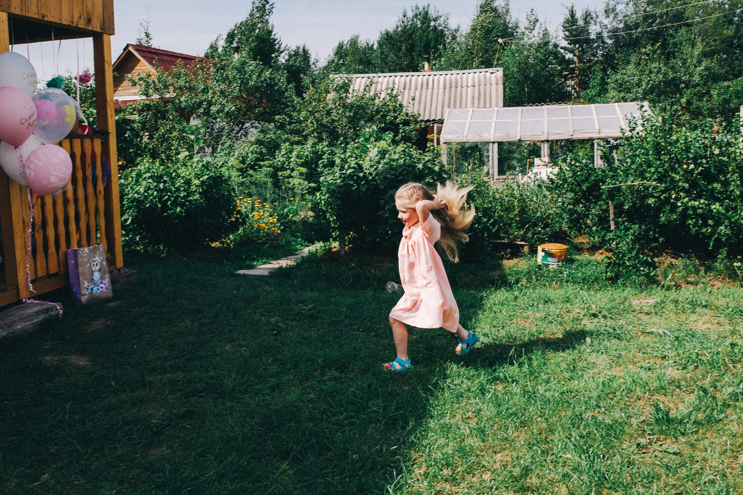 Ульяше 5 лет. Дачный деньрожденский день. Семейный фотограф, фотограф родов, репортажей фотограф в Санкт-Петербу