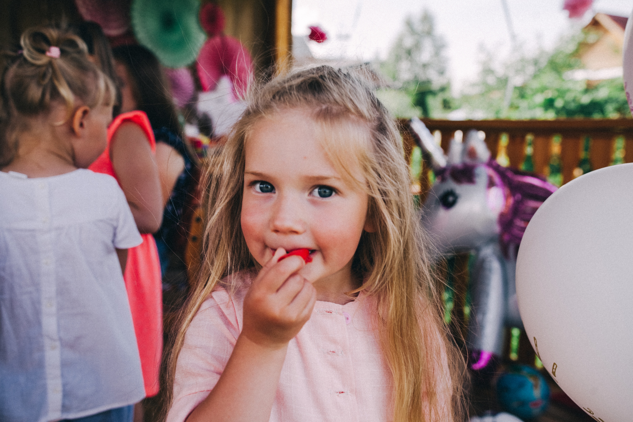 Ульяше 5 лет. Дачный деньрожденский день. Семейный фотограф, фотограф родов, репортажей фотограф в Санкт-Петербу