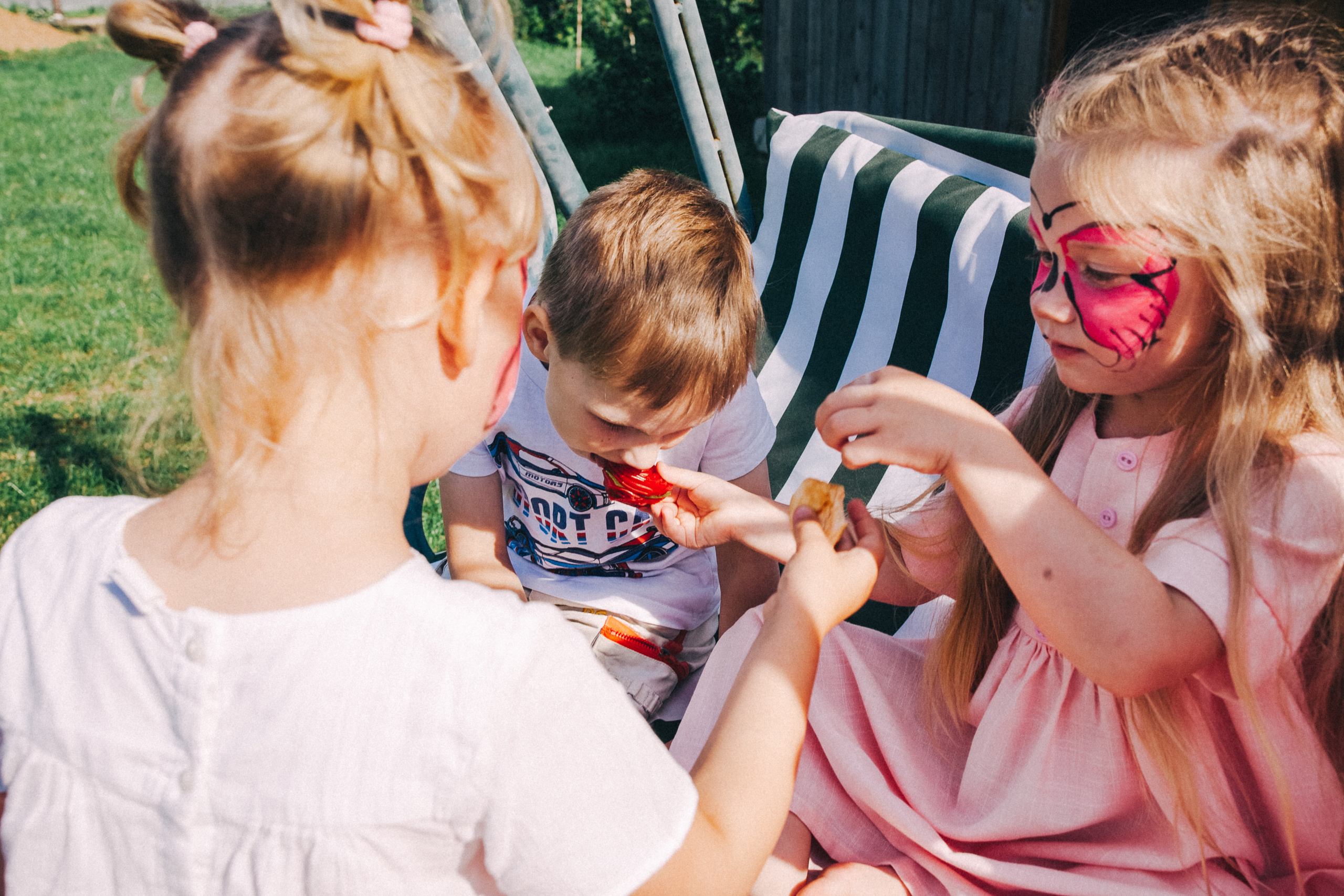 Ульяше 5 лет. Дачный деньрожденский день. Семейный фотограф, фотограф родов, репортажей фотограф в Санкт-Петербу