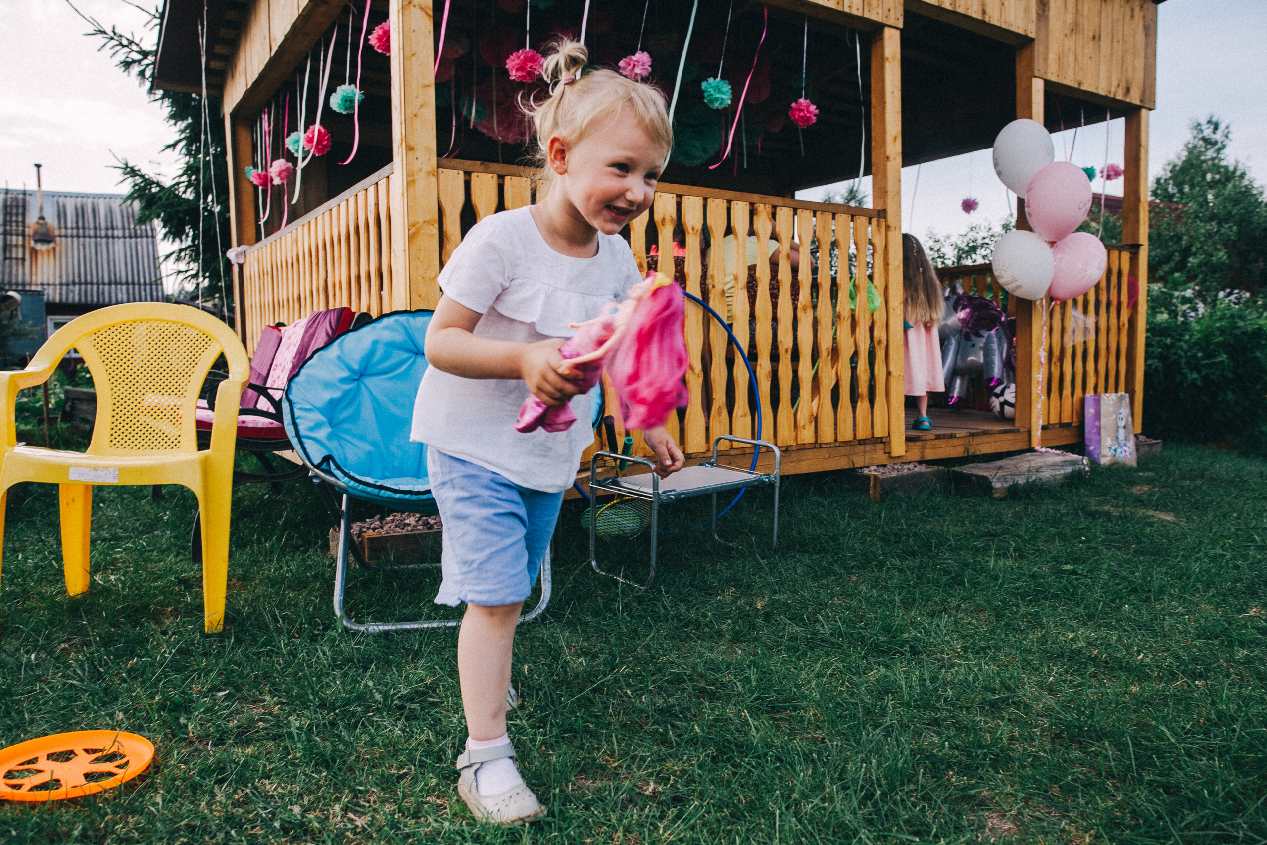 Ульяше 5 лет. Дачный деньрожденский день. Семейный фотограф, фотограф родов, репортажей фотограф в Санкт-Петербу
