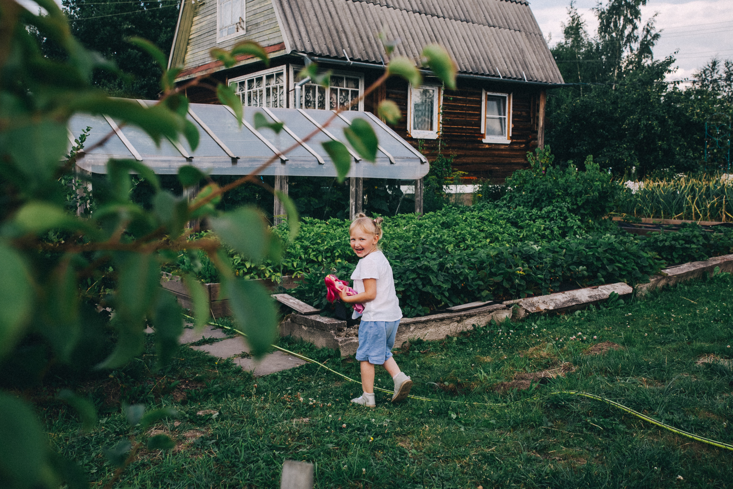 Ульяше 5 лет. Дачный деньрожденский день. Семейный фотограф, фотограф родов, репортажей фотограф в Санкт-Петербу