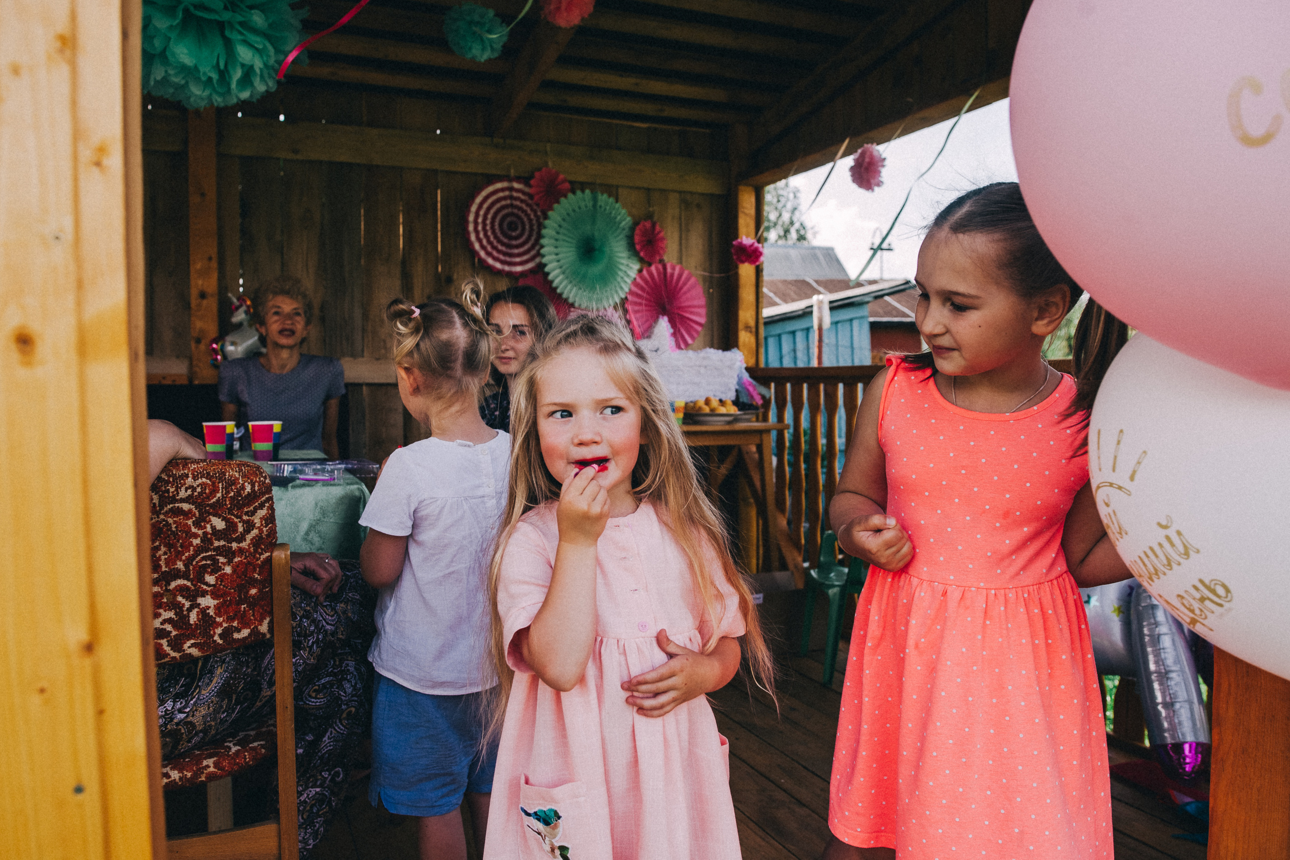 Ульяше 5 лет. Дачный деньрожденский день. Семейный фотограф, фотограф родов, репортажей фотограф в Санкт-Петербу