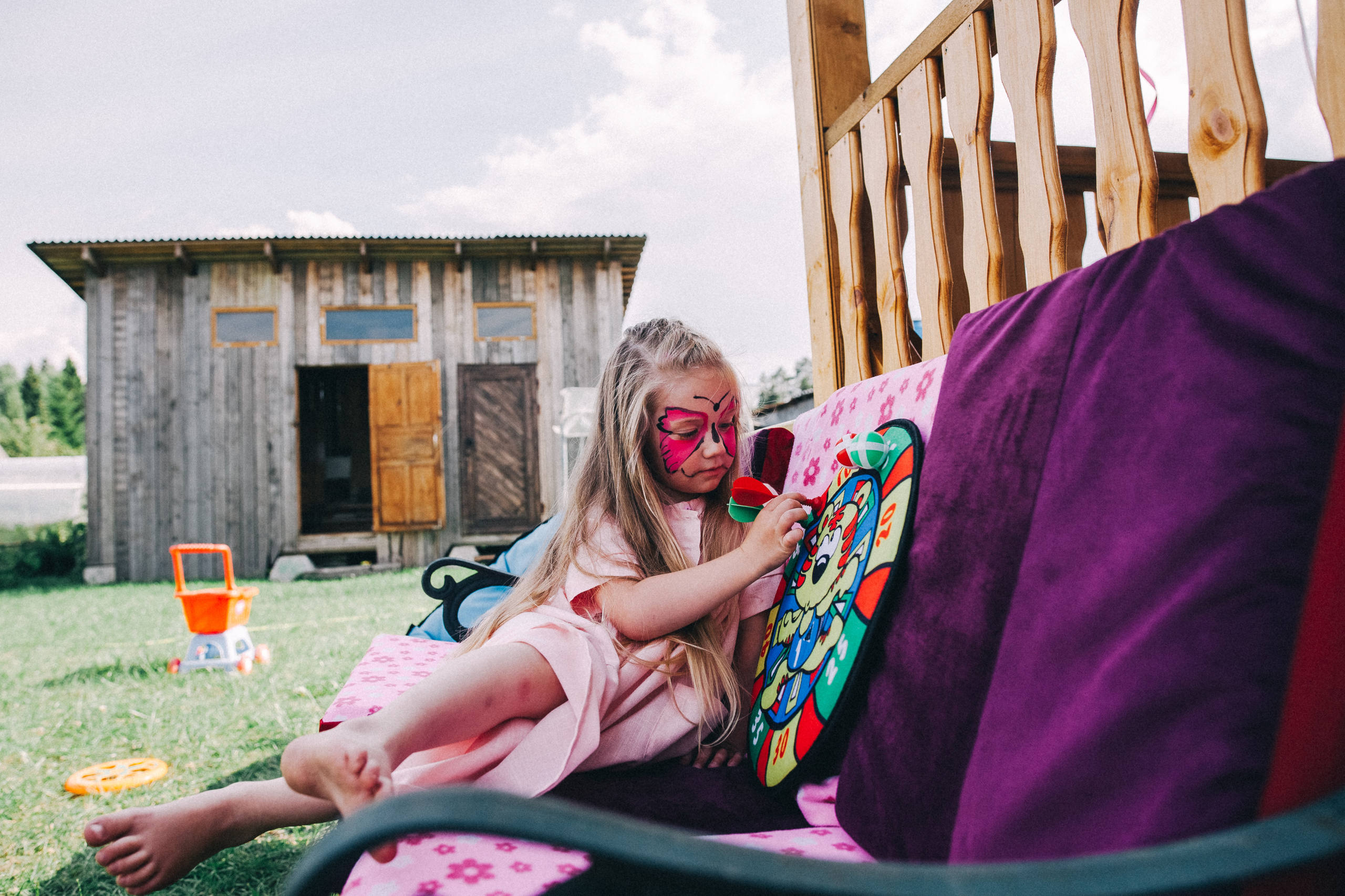 Ульяше 5 лет. Дачный деньрожденский день. Семейный фотограф, фотограф родов, репортажей фотограф в Санкт-Петербу