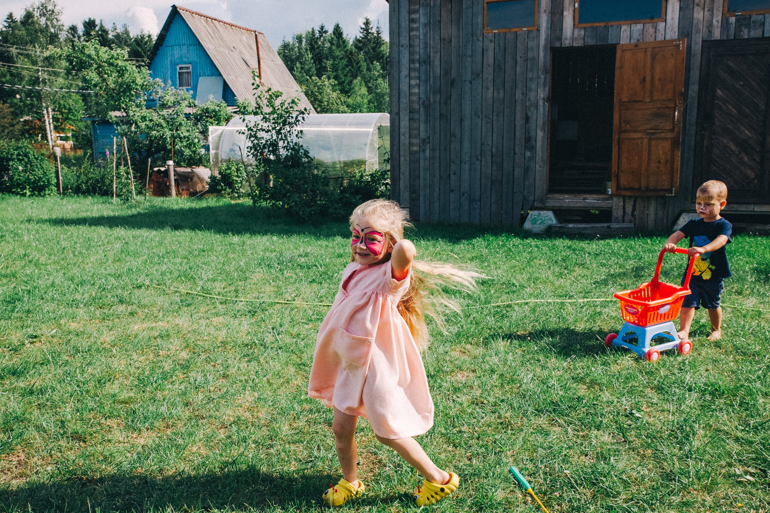 Ульяше 5 лет. Дачный деньрожденский день. Семейный фотограф, фотограф родов, репортажей фотограф в Санкт-Петербу