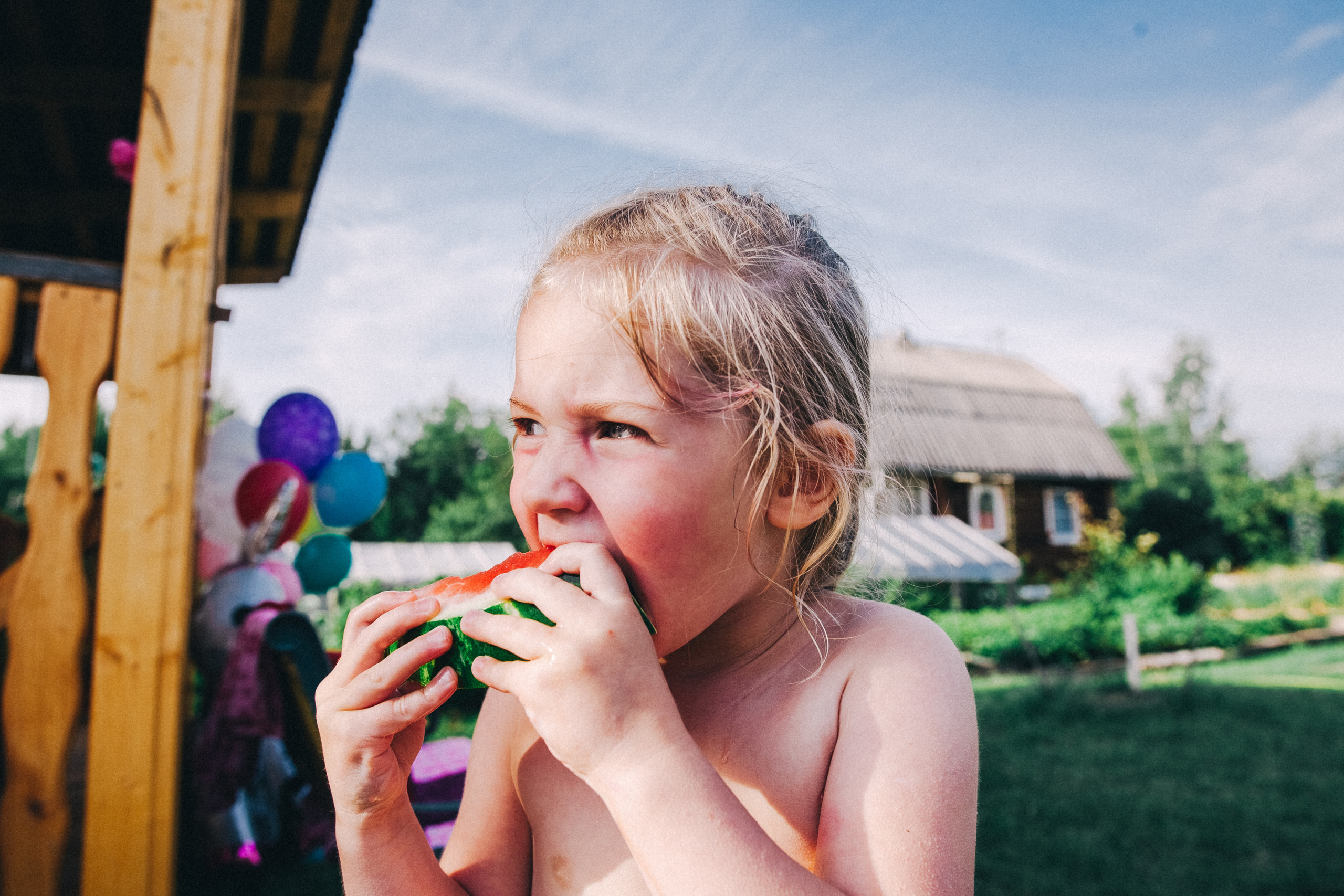 Ульяше 5 лет. Дачный деньрожденский день. Семейный фотограф, фотограф родов, репортажей фотограф в Санкт-Петербу
