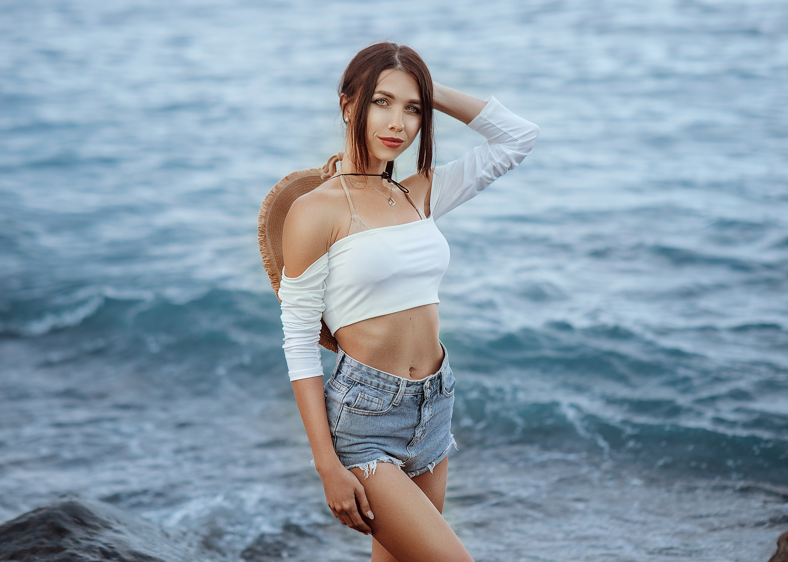 портрет девушки на фоне моря