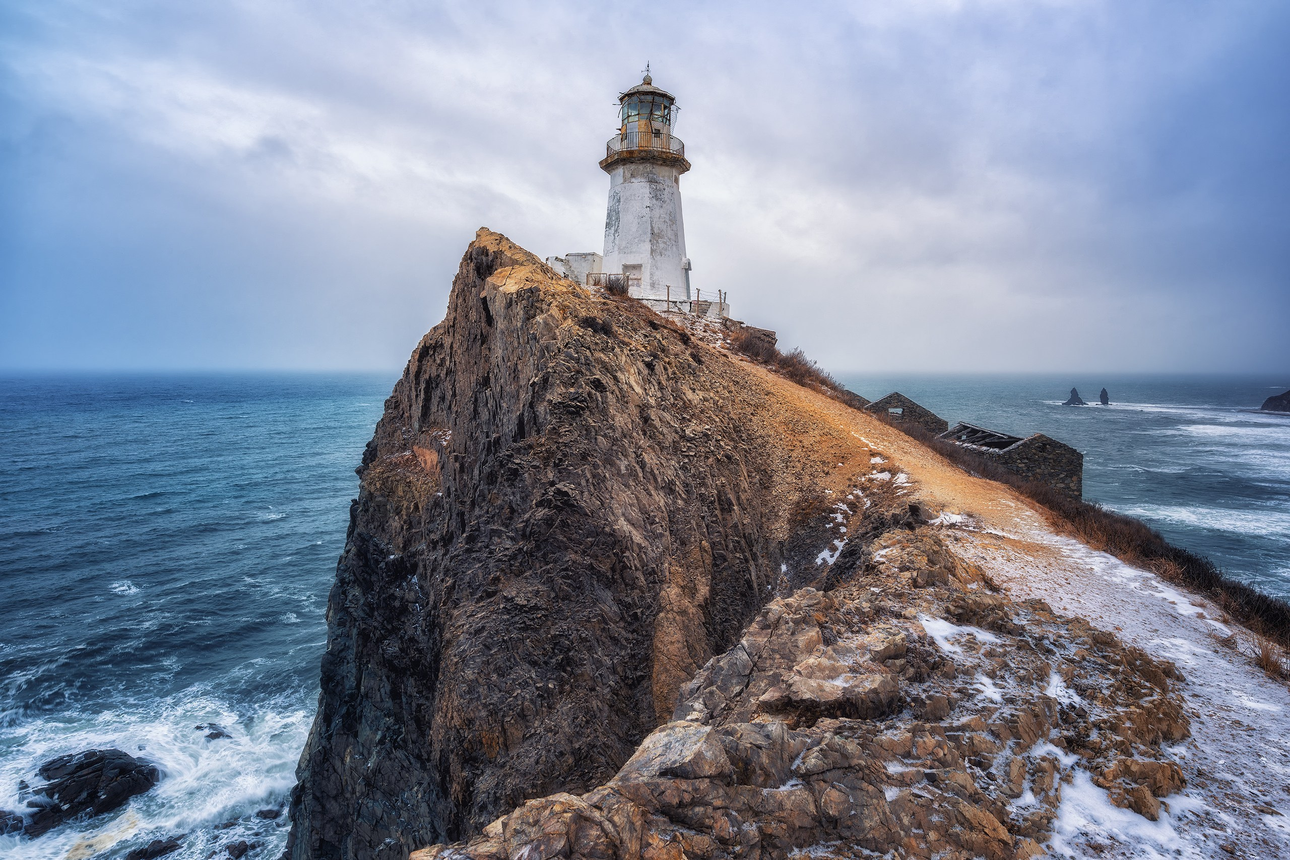 Маяк Рудный в пасмурную погоду. 