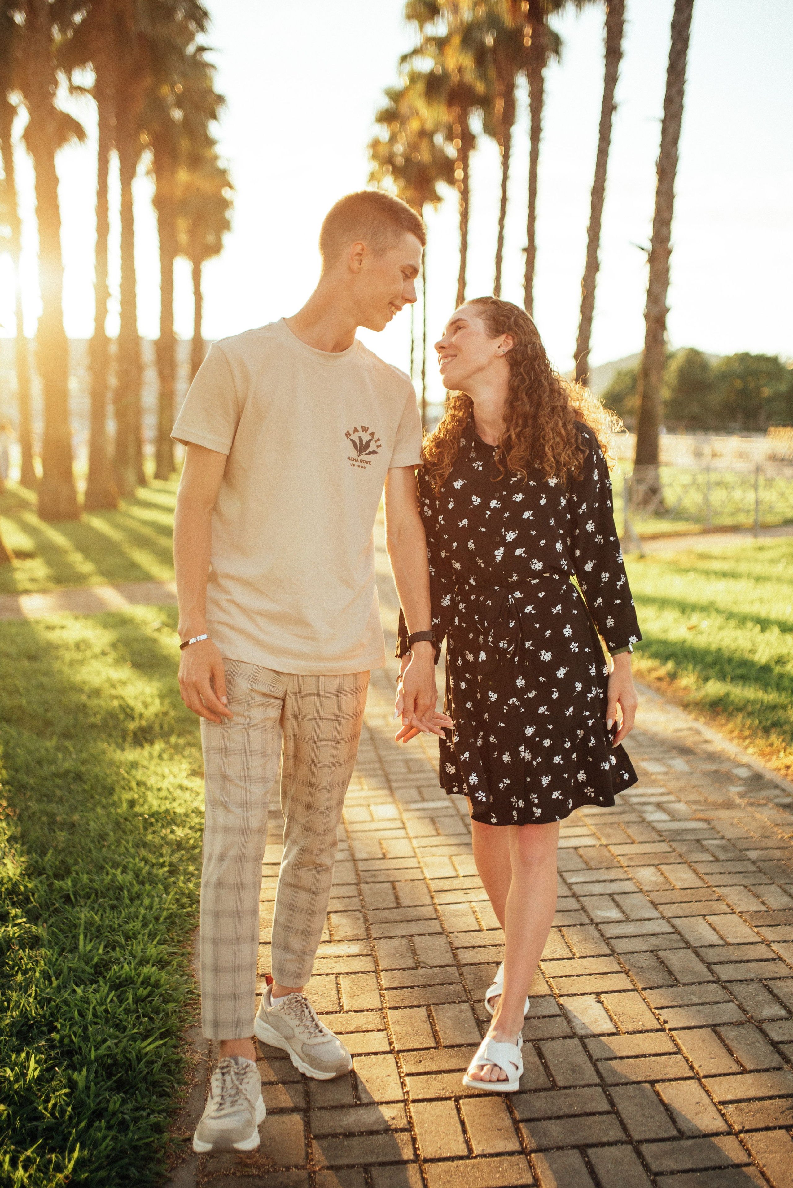 Фотосессия lovstory лавстори в Сириусе на аллее пальм. Фотограф в Сочи — Маргарита Поганова