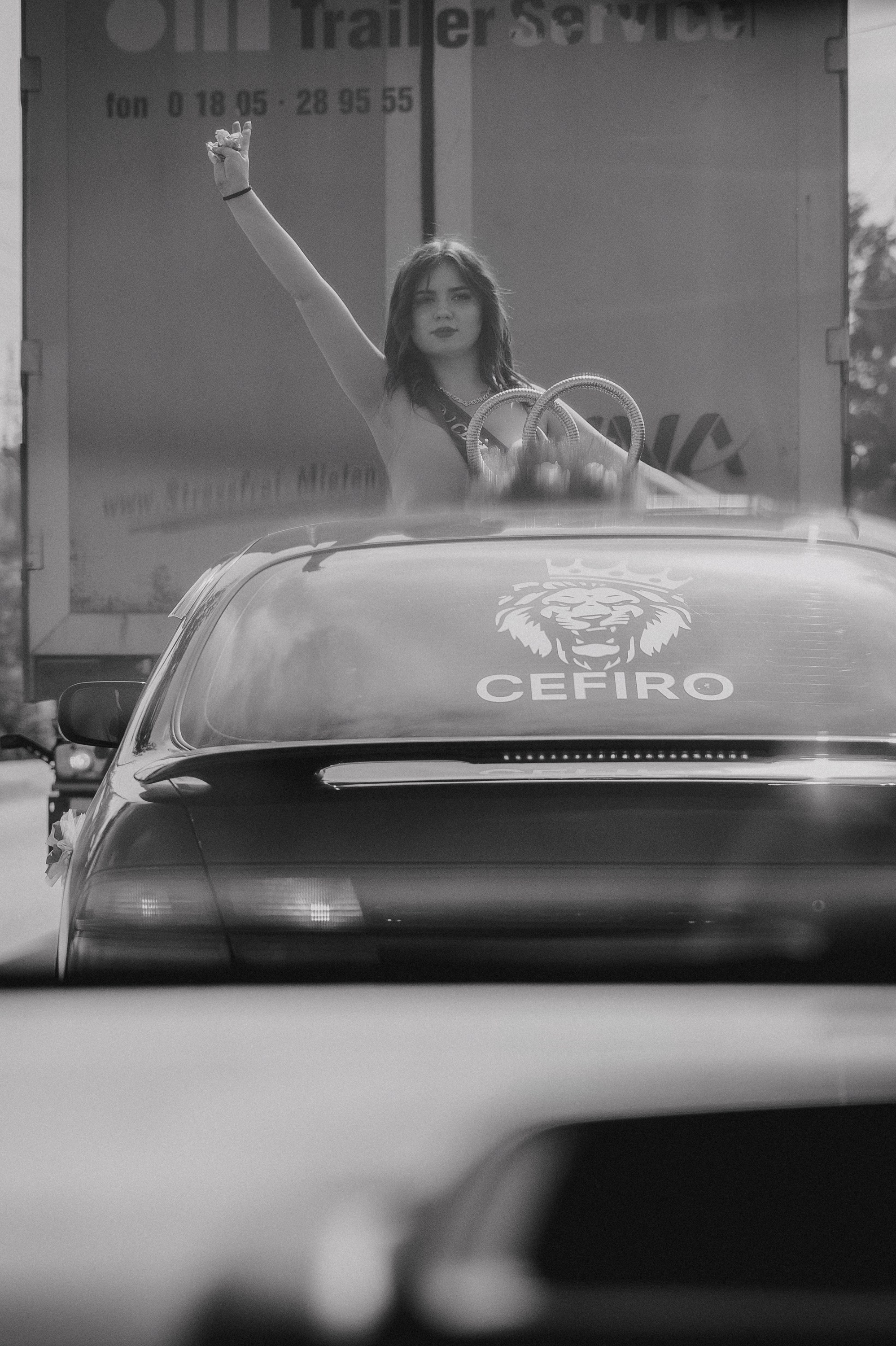 Богатая зелень парка выделяется яркими красками на фотографии. Профессиональный фотограф из Новосибирска — Саша Кё.