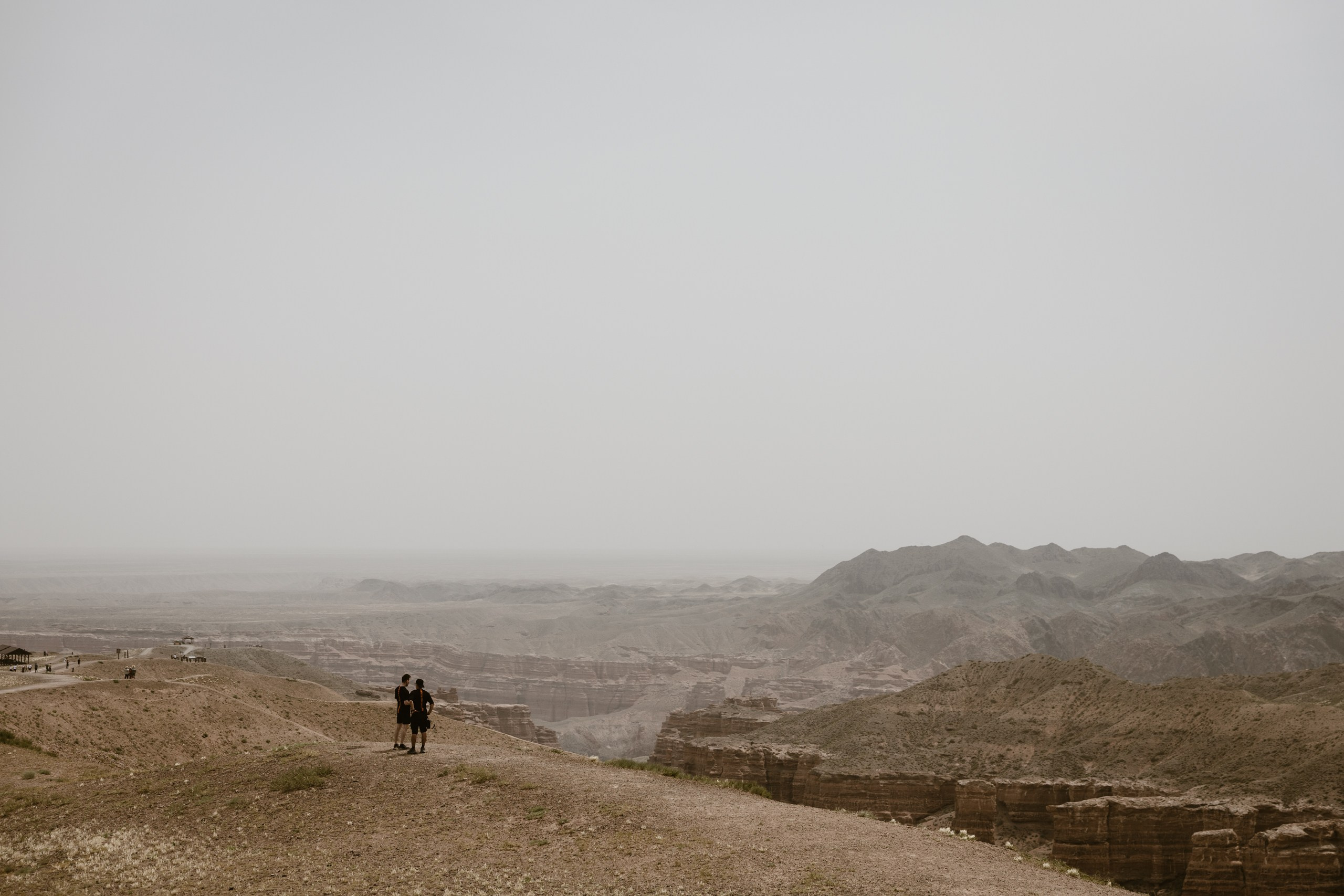 Здравствуйте! Я свадебный фотограф из Ульяновска, работаю в том числе по всей России и с выездом за границу. Снимаю свадьбы, lovestory, корпоративы, светский репортаж. Провожу обучение по фотографии, мастер-классы и воркшопы для других фотографов.