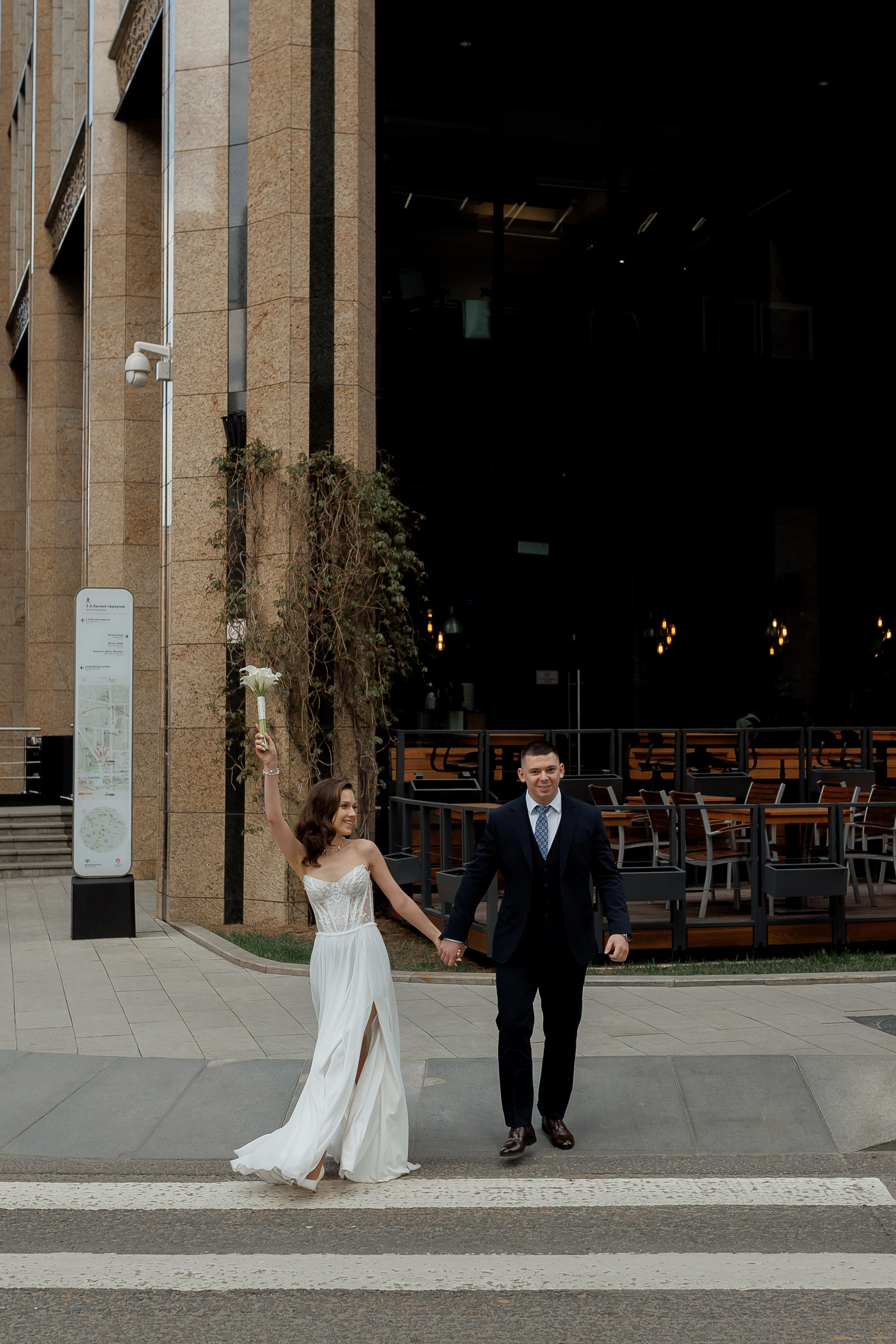 Свадебная прогулка по городу. Свадебный фотограф в Москве Дарья Олендарёва