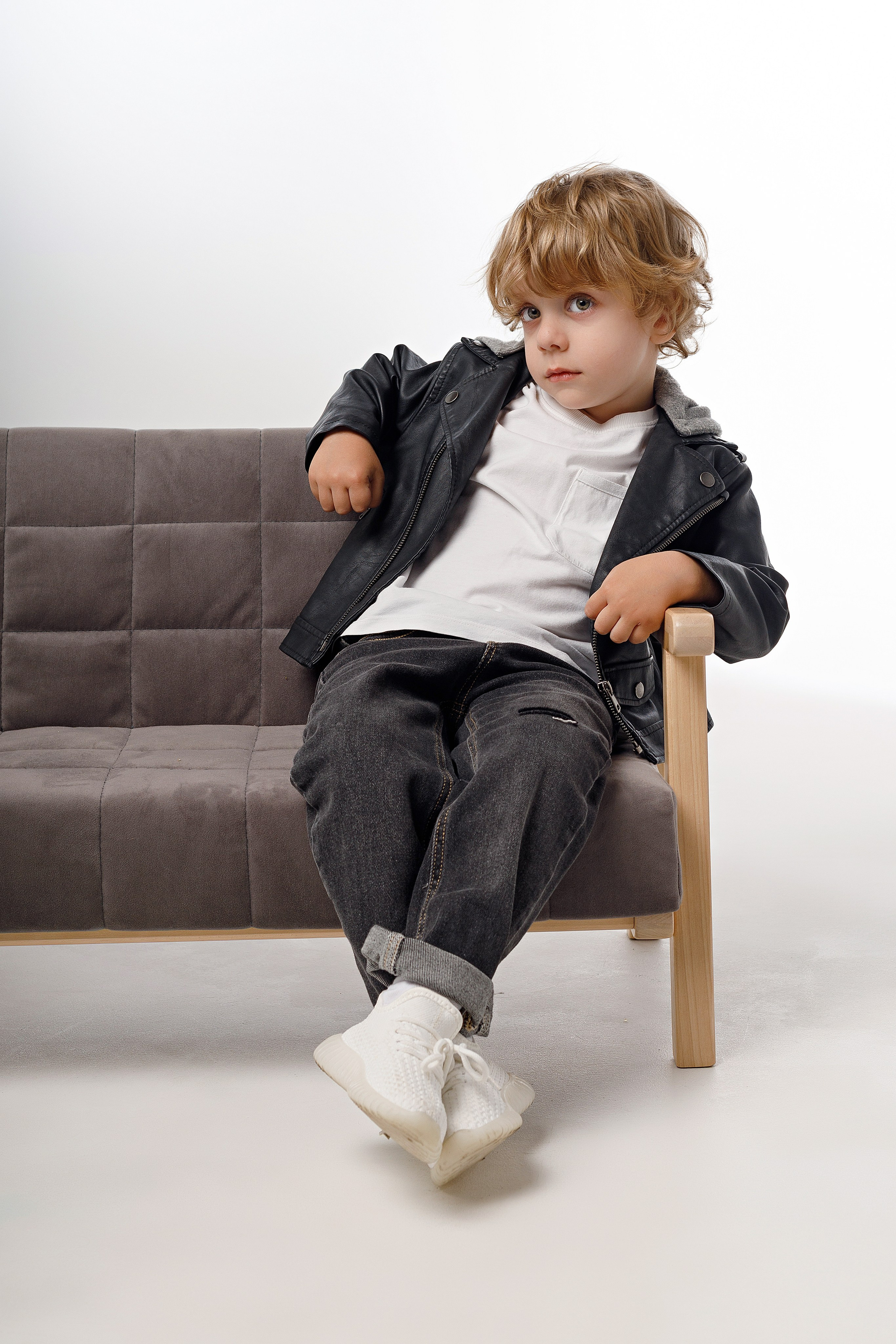 Фотосессия братьев в Сочи от детского фотографа. Детский студийный фотограф Сочи