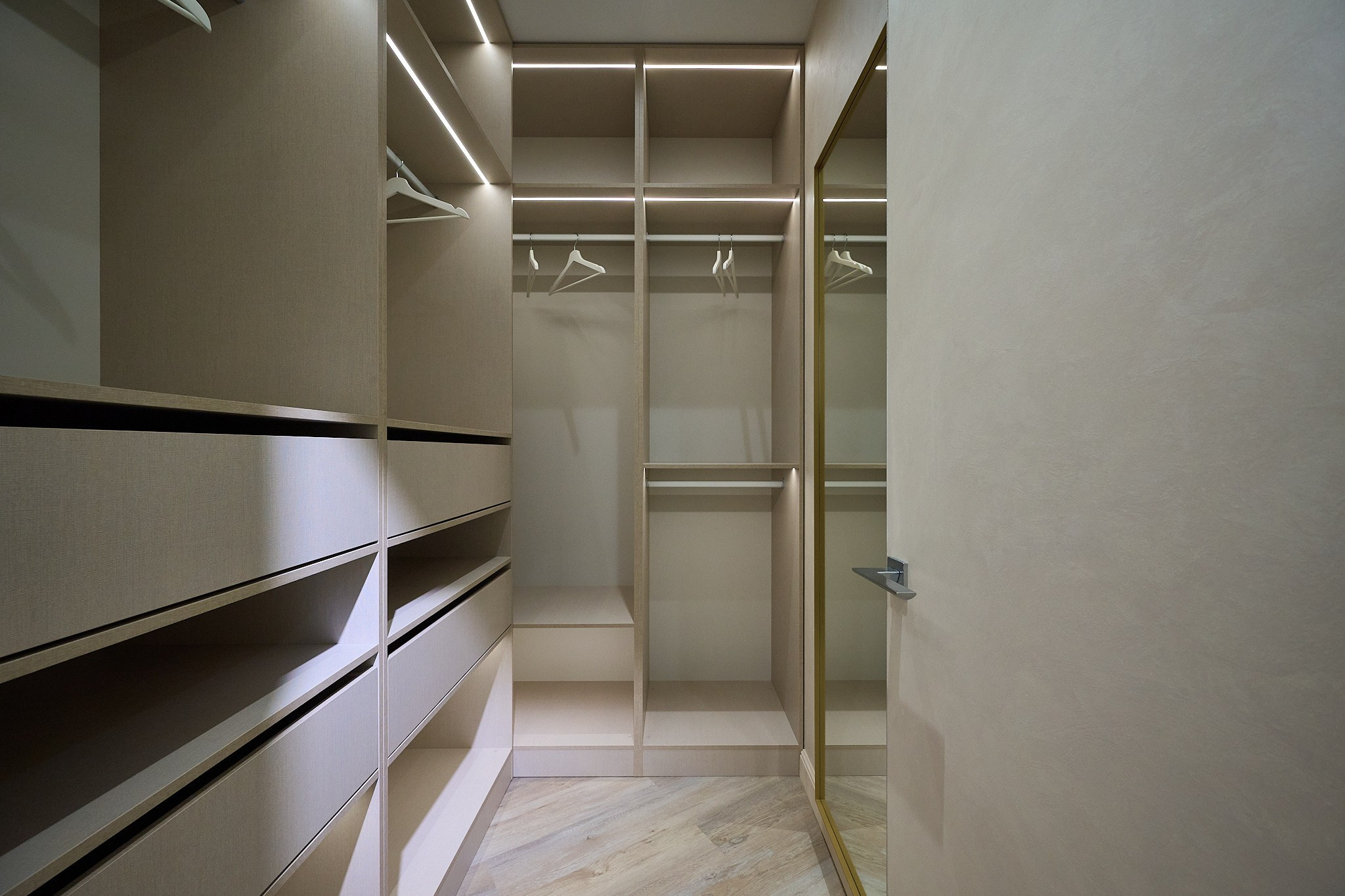 гардероб светлые плитки белые шкафы 