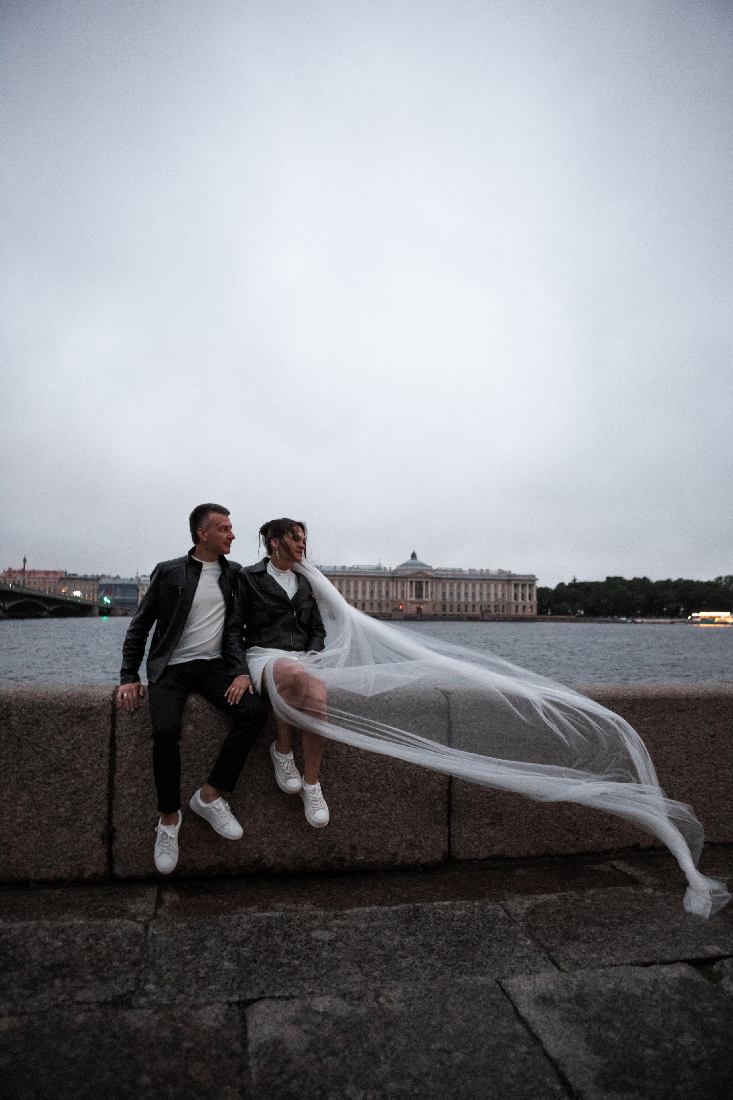 Свадебная фотопрогулка в ночном Петербурге