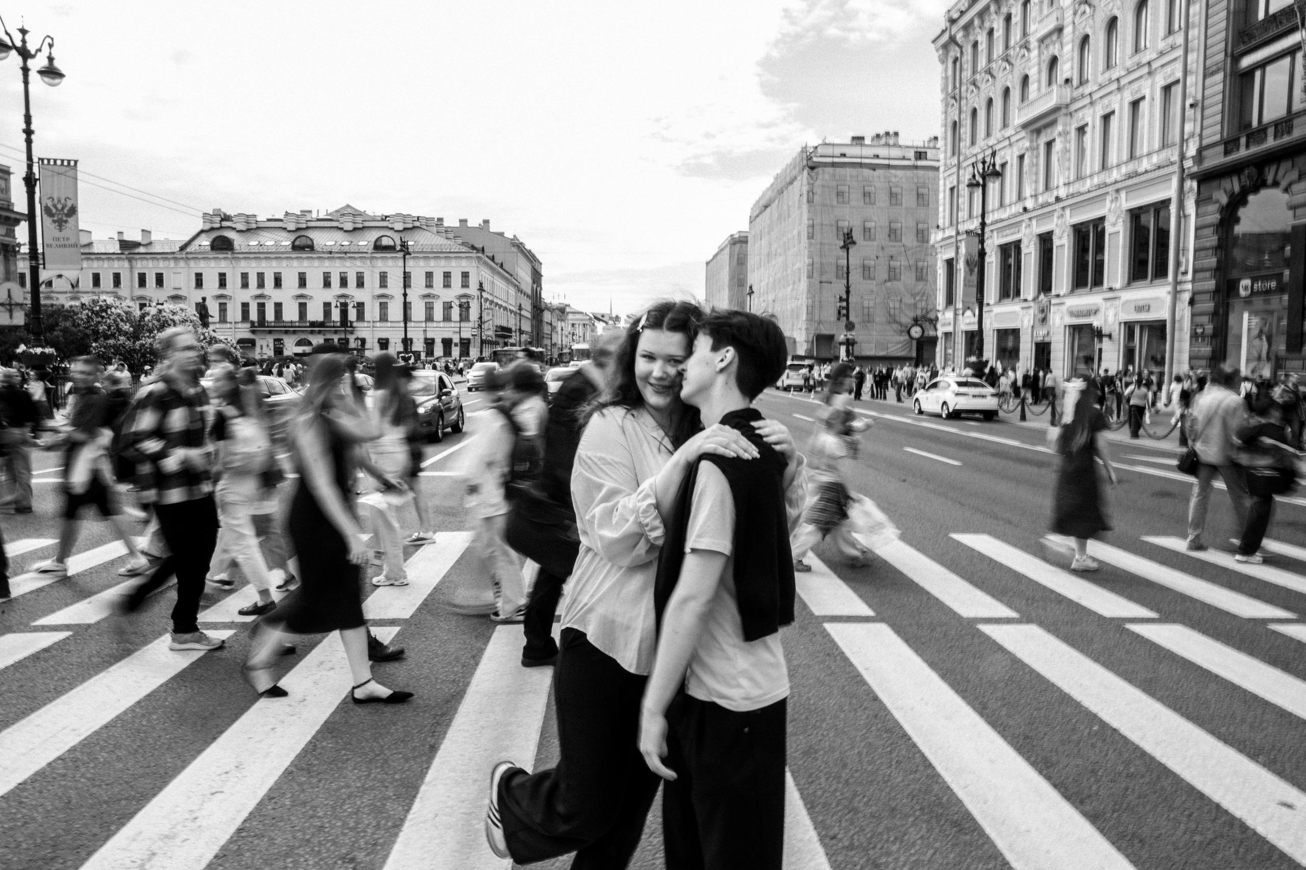 Чувственная фотография лавтори в черно-белом стиле.