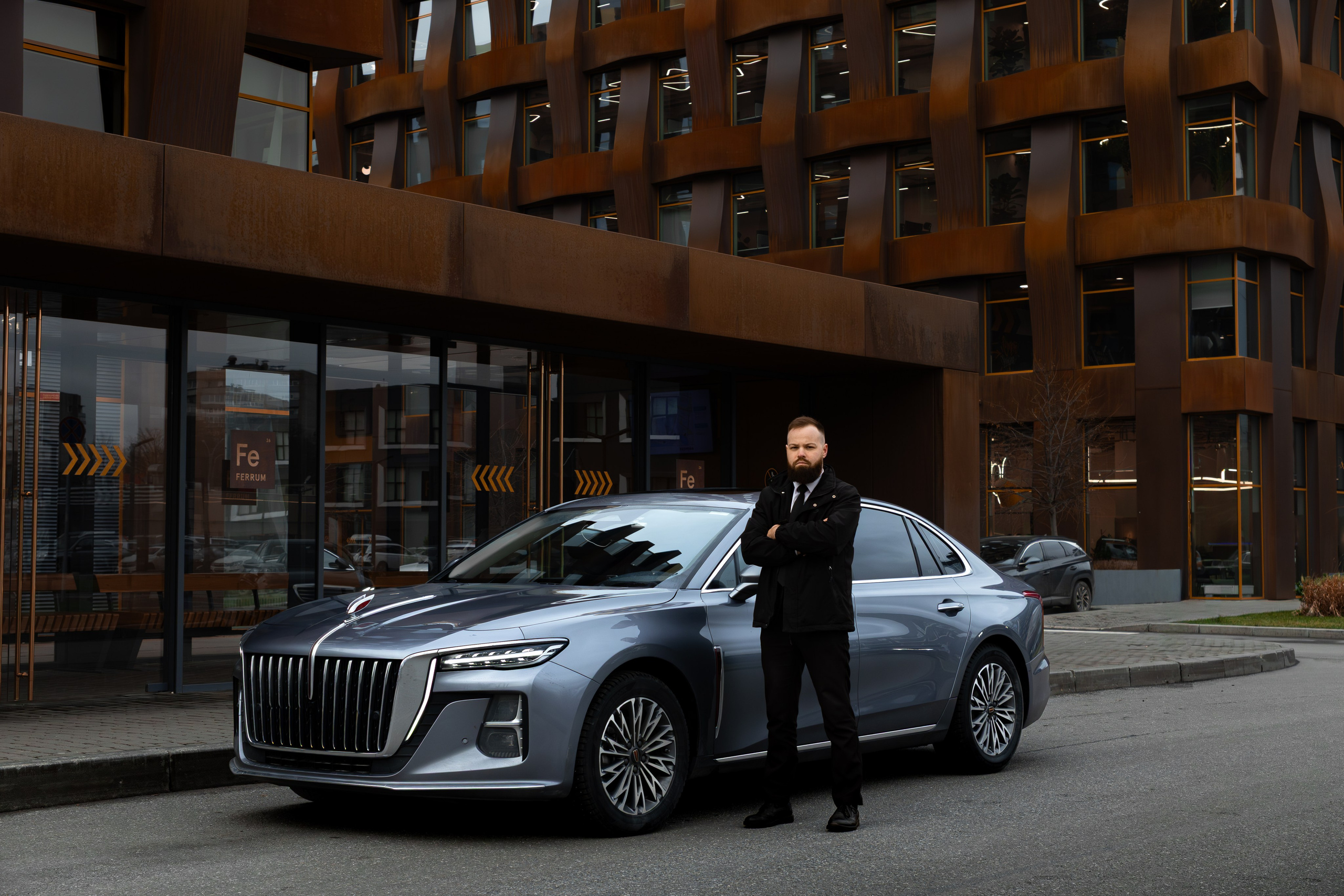 Mercedes & Hongqi. Photo-nk