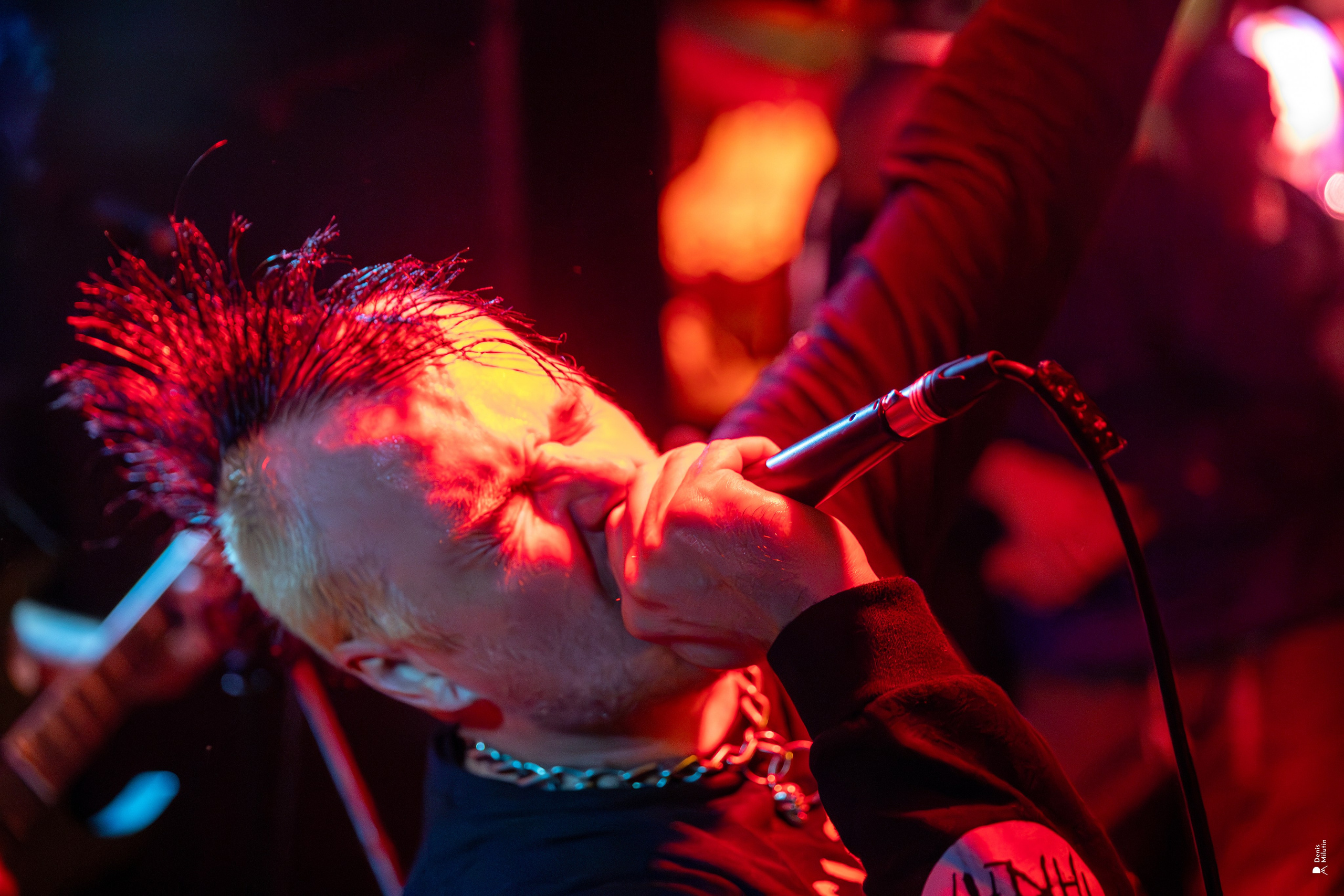 Панк рок концерт в клубе Рядом. Портретный фотограф Денис Милютин