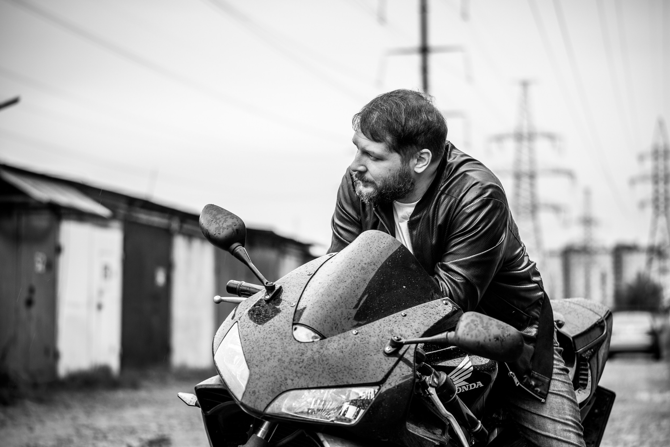 Фотография портрет мотоциклиста байкера