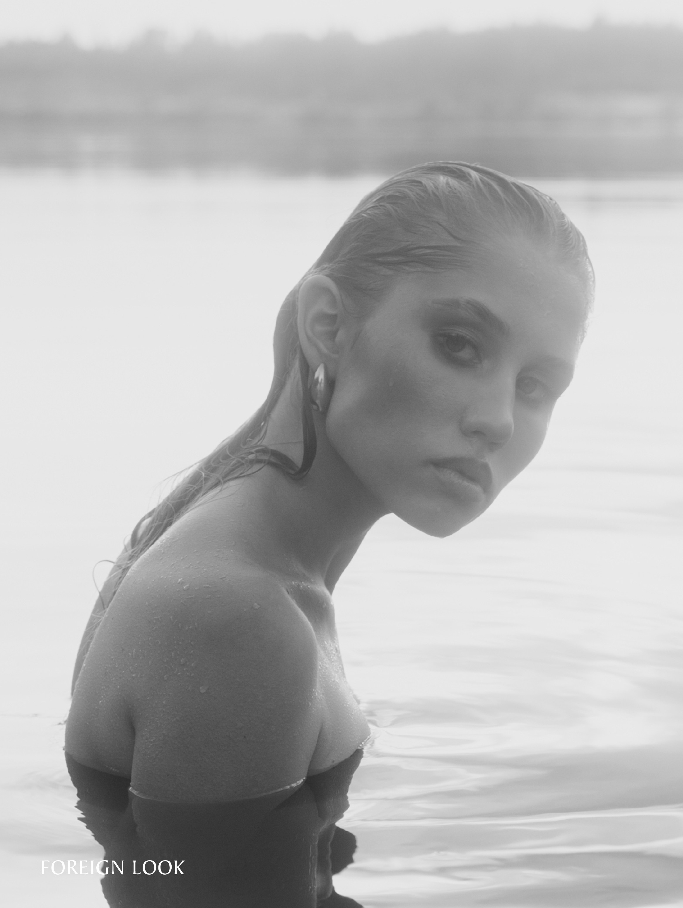 Портрет девушки с крупными серьгами в озере.