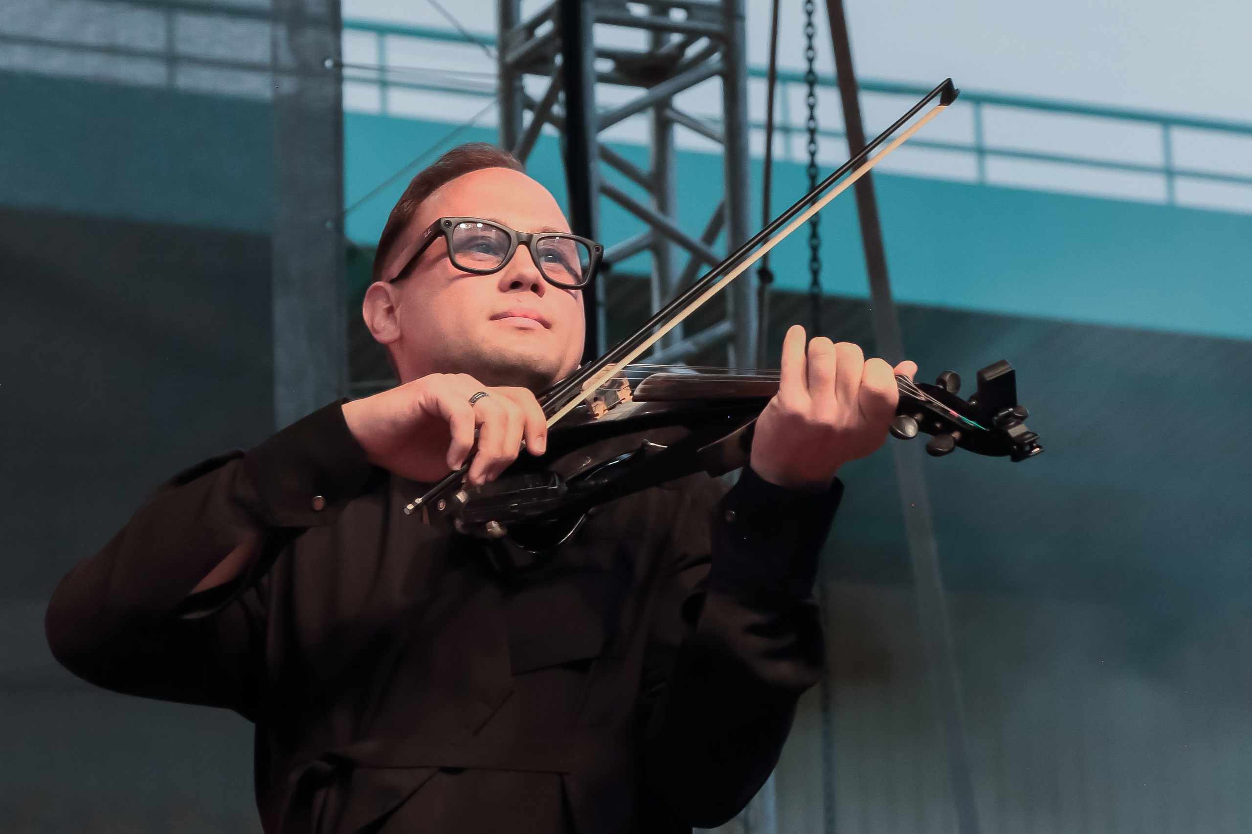 Крупный план музыканта во время игры. Качественная фотография с концерта в Липецке.