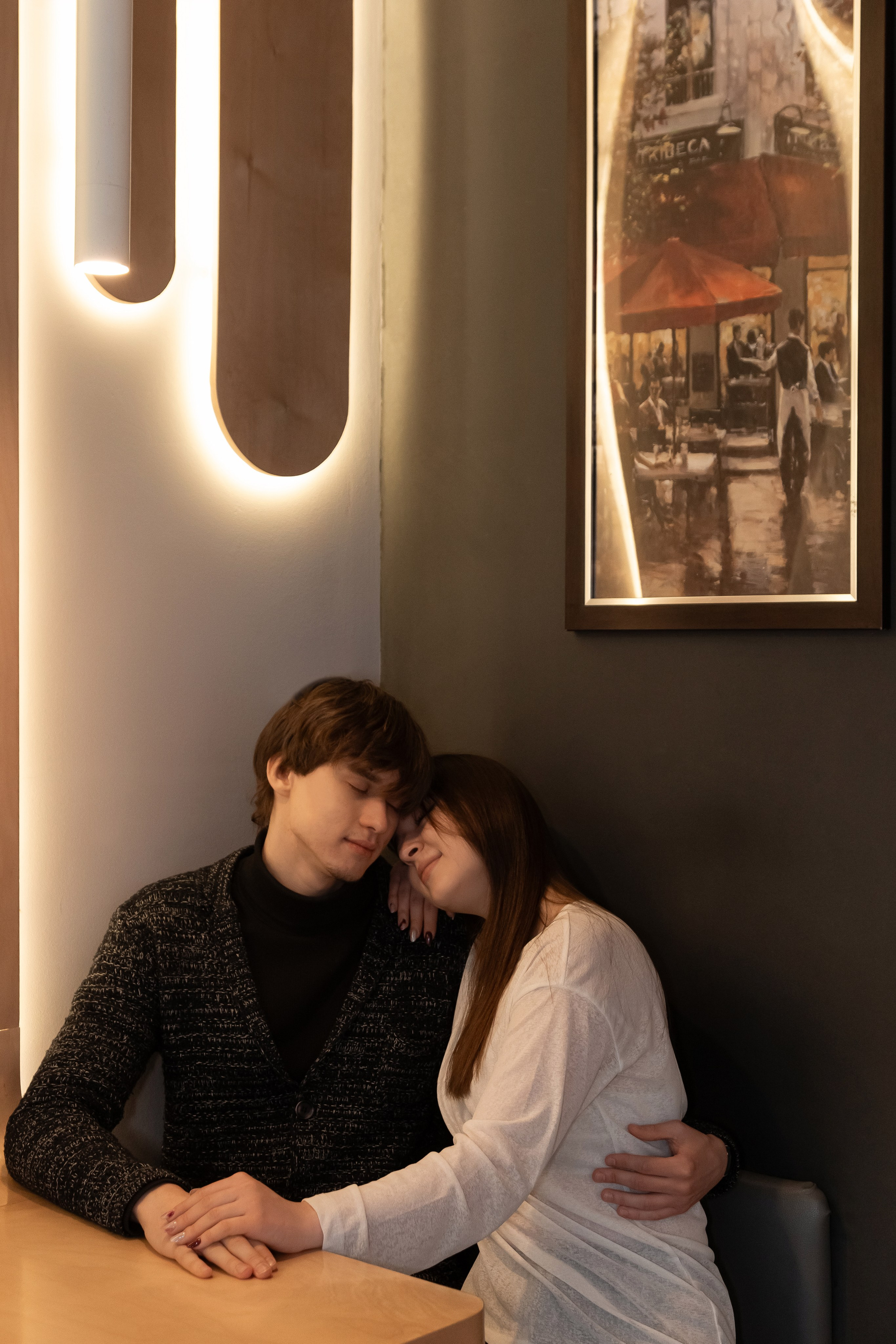  Para obnyalas v kafe, romantika, lyubovnaya istoriya, foto dlya lyubvi (Пара обнялась в кафе, романтика, любовная история, фото для любви)