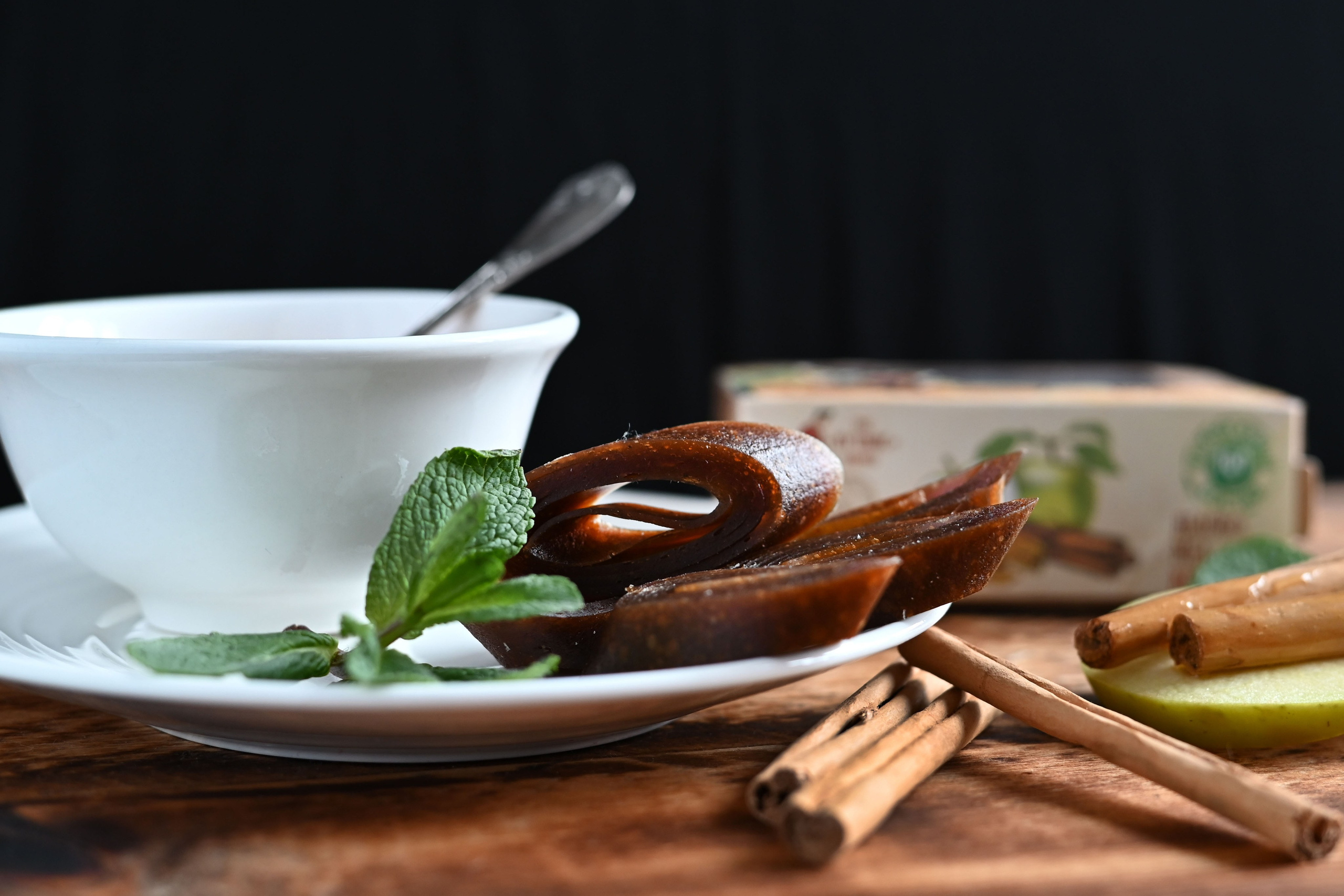  каталожная съемка, рекламное фото,фудфото  , масло сыродавленное на черном зеркальном фоне