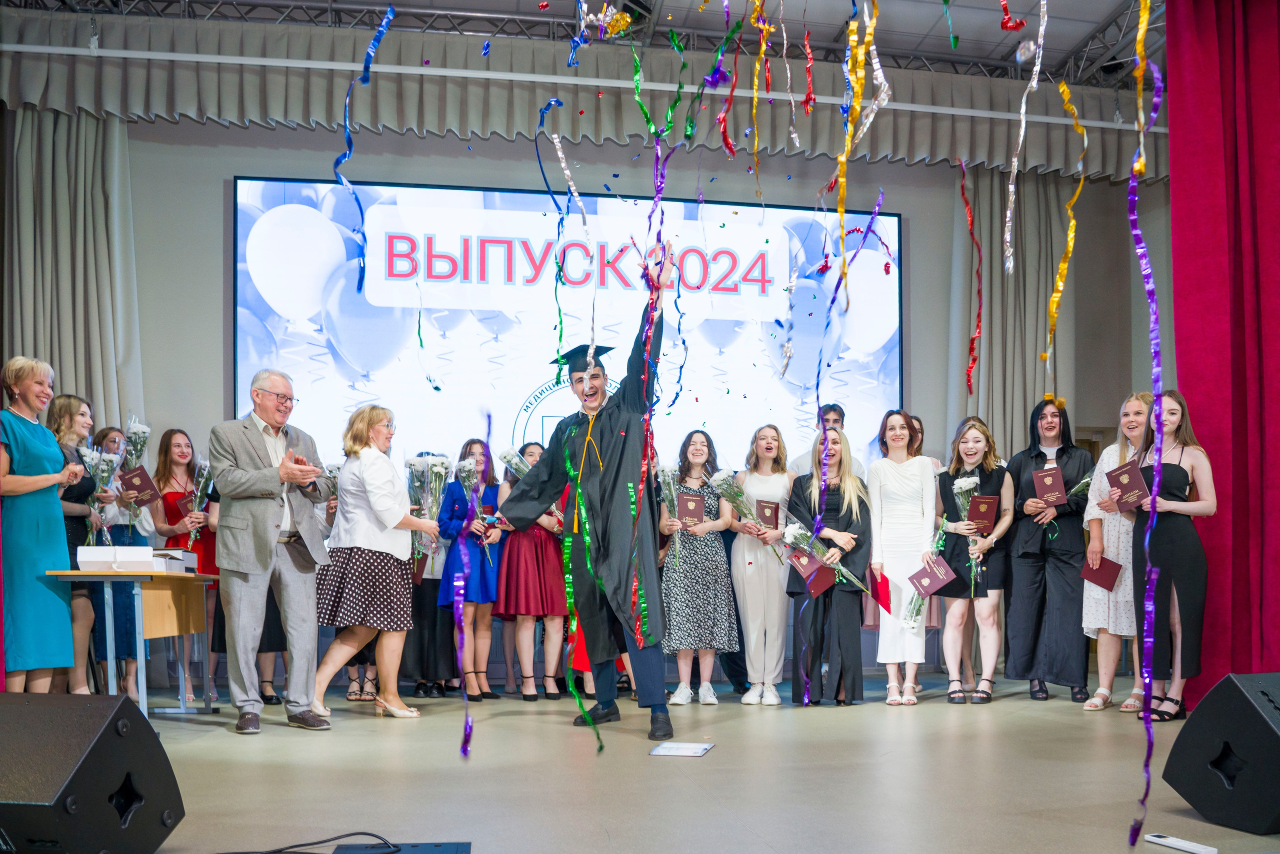 Выпускной в медколледже. Фотограф в Санкт-Петербурге. Репортажная и все съёмки для бизнеса