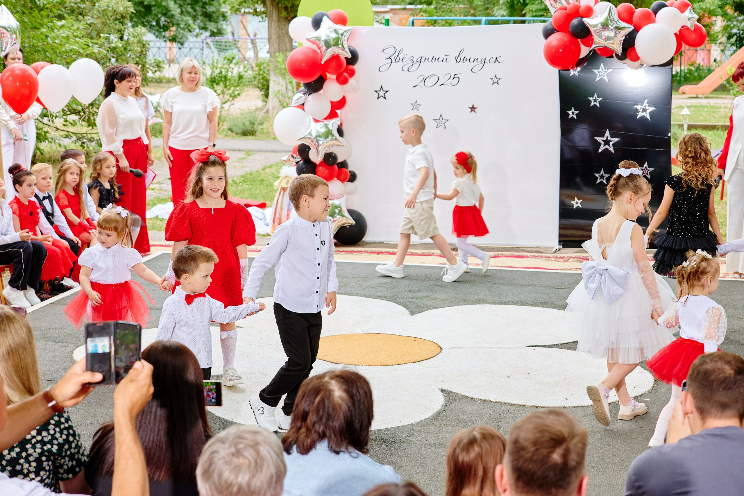 Выпускной 45 сад. Фотограф Выпускные альбомы Таганрог Сергей Коробченко