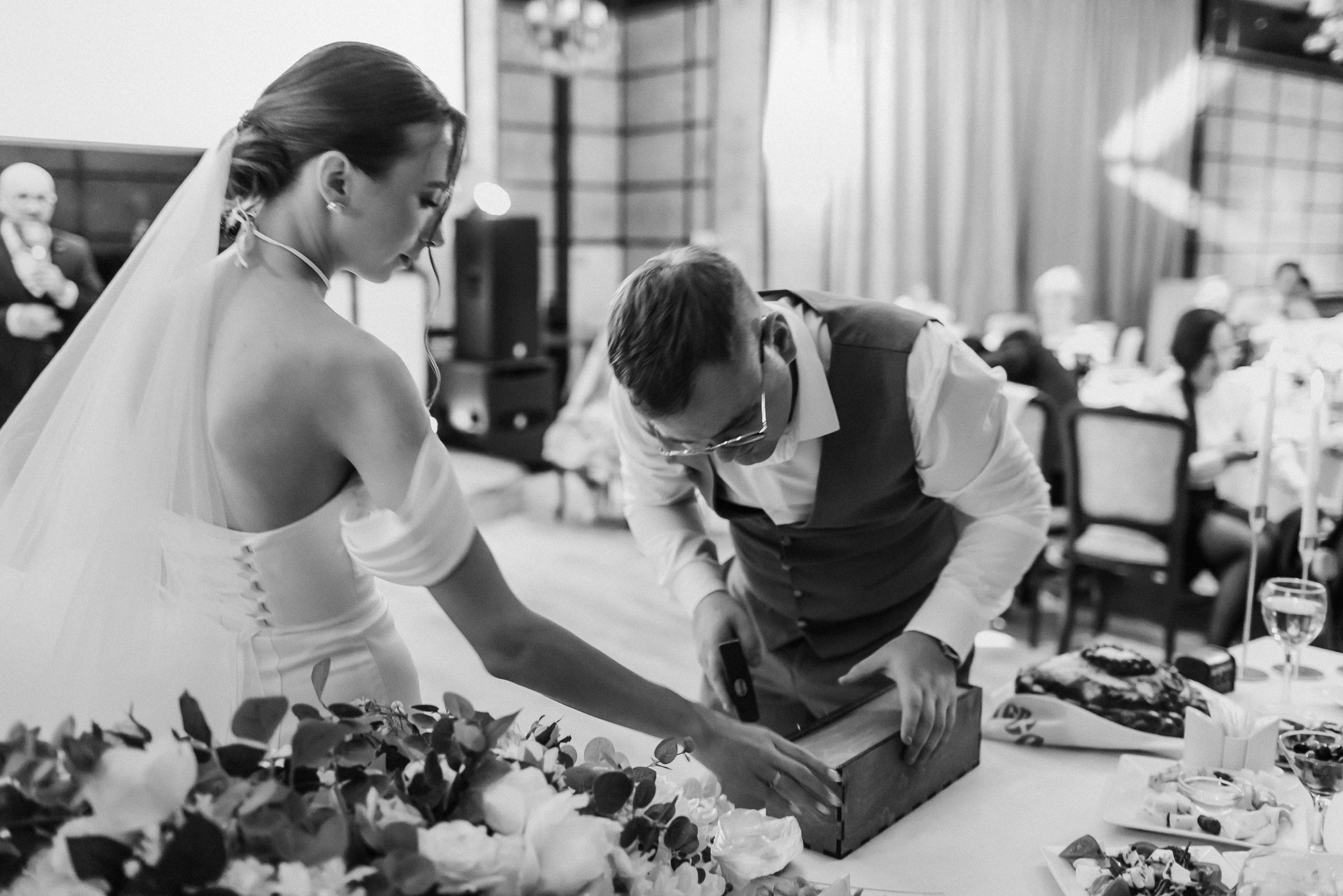 Свадебная осенняя фотосессия Ивана и Лидии в городе. Свадебный и репортажный фотограф в Ярославле и Санкт-Петербурге Роман Микрюков