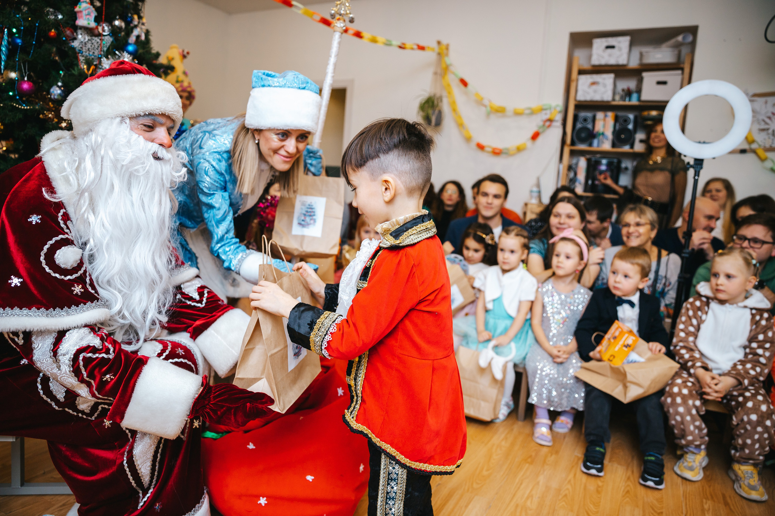 Новогодний утренник в Монтессори-садике. Семейный lifestyle фотограф в Санкт-Петербурге Людмила Пахомова