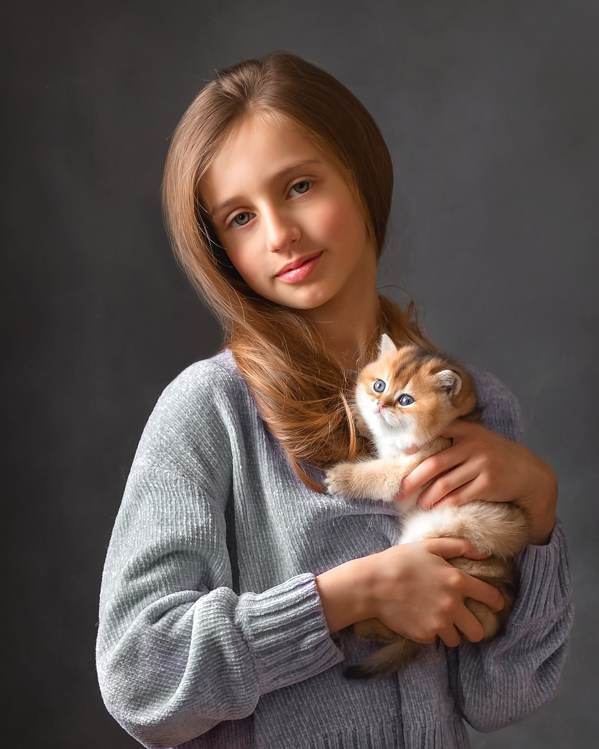 Девочка в голубом свитере с рыжим котенком, детская фотосессия в Хабаровске
