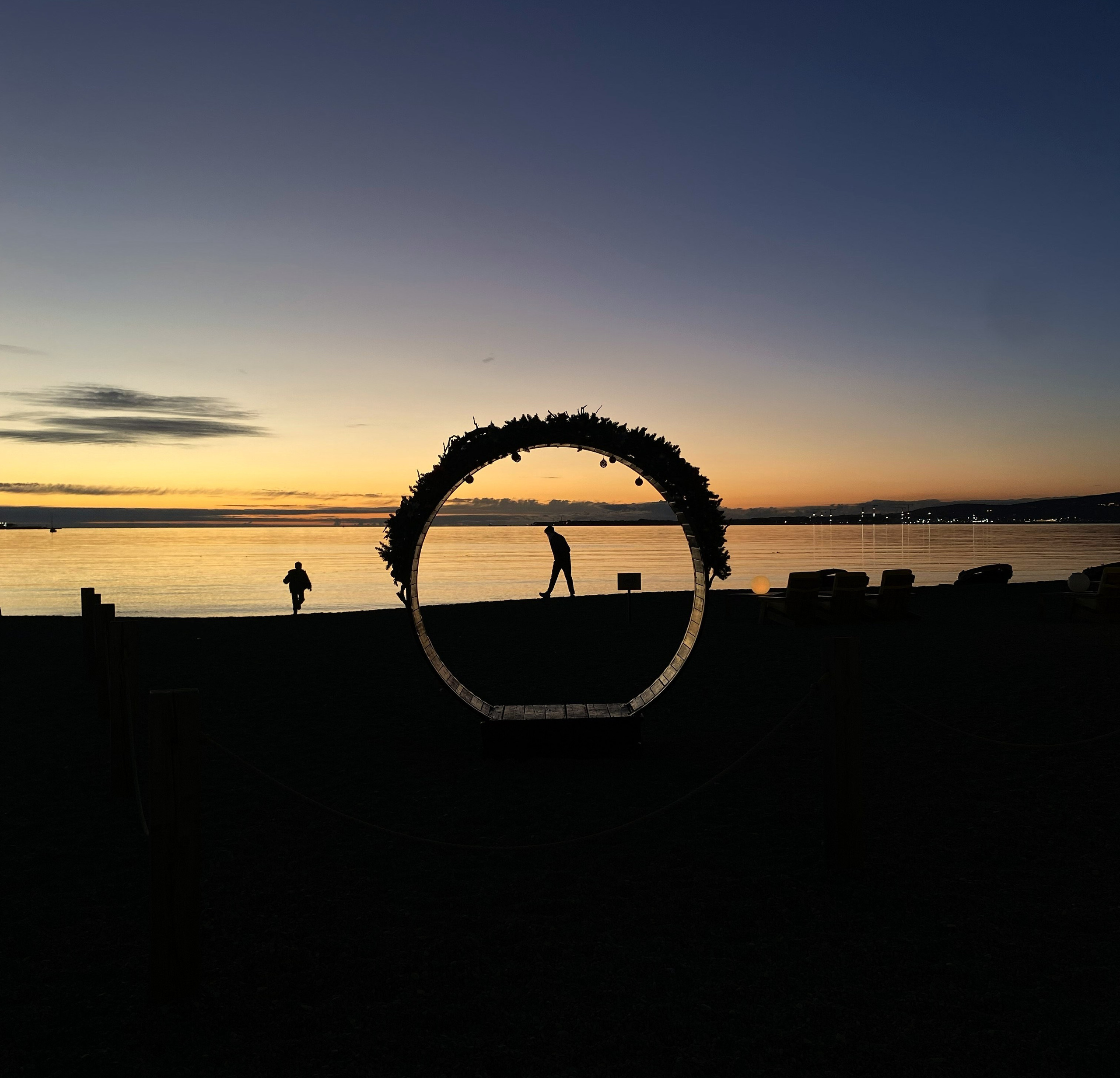 Закат в Геленджике 2026. Морской пейзаж с людьми