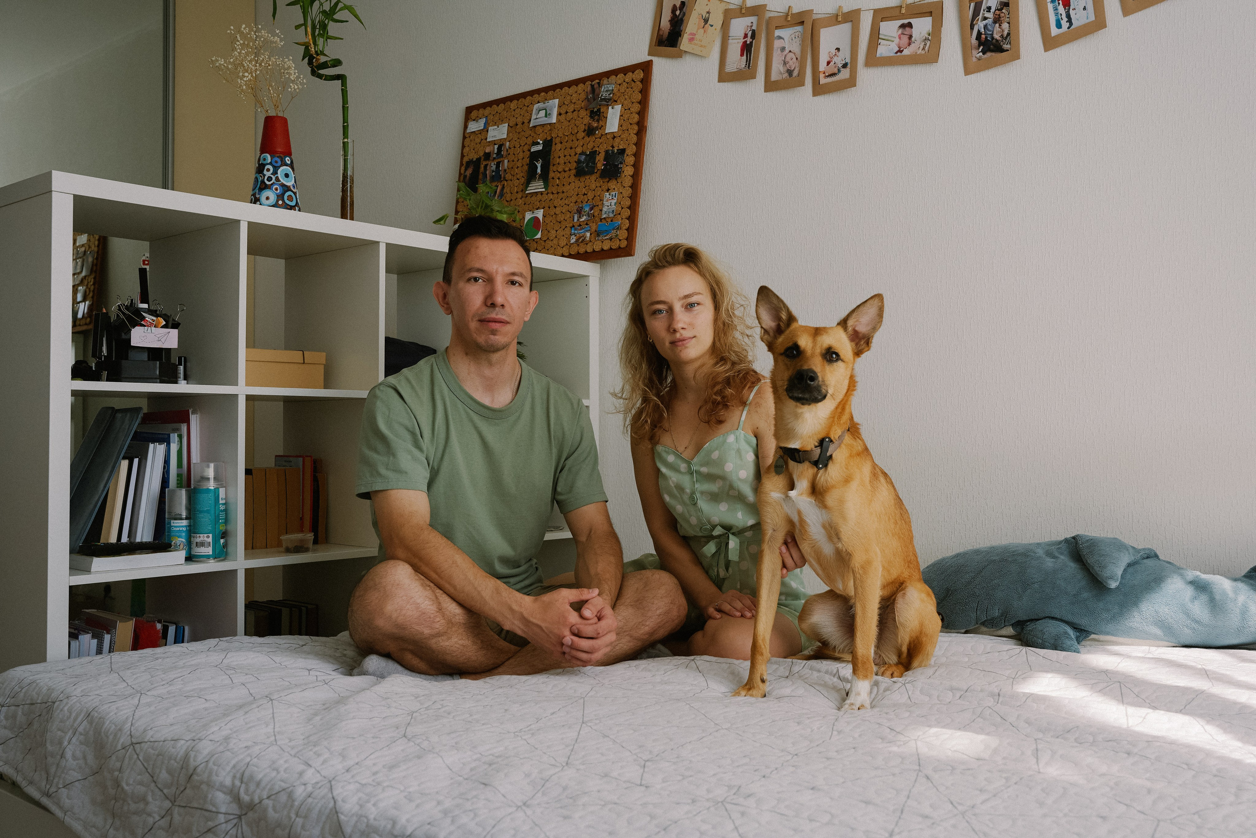 Настя, Стас и Бруно. Санкт-Петербург, 2024. Настя с детства знала, что ей нужна собака, а в сознательном возрасте решила, что это будет собака, спасённая с улицы. Когда ребята приехали забирать Бруно домой, оказалось, что он сильно привязан к хозяйке приюта и ехать никуда не готов. В тот момент Настя подумала, что хочет стать для Бруно таким же родным человеком. И у неё получилось