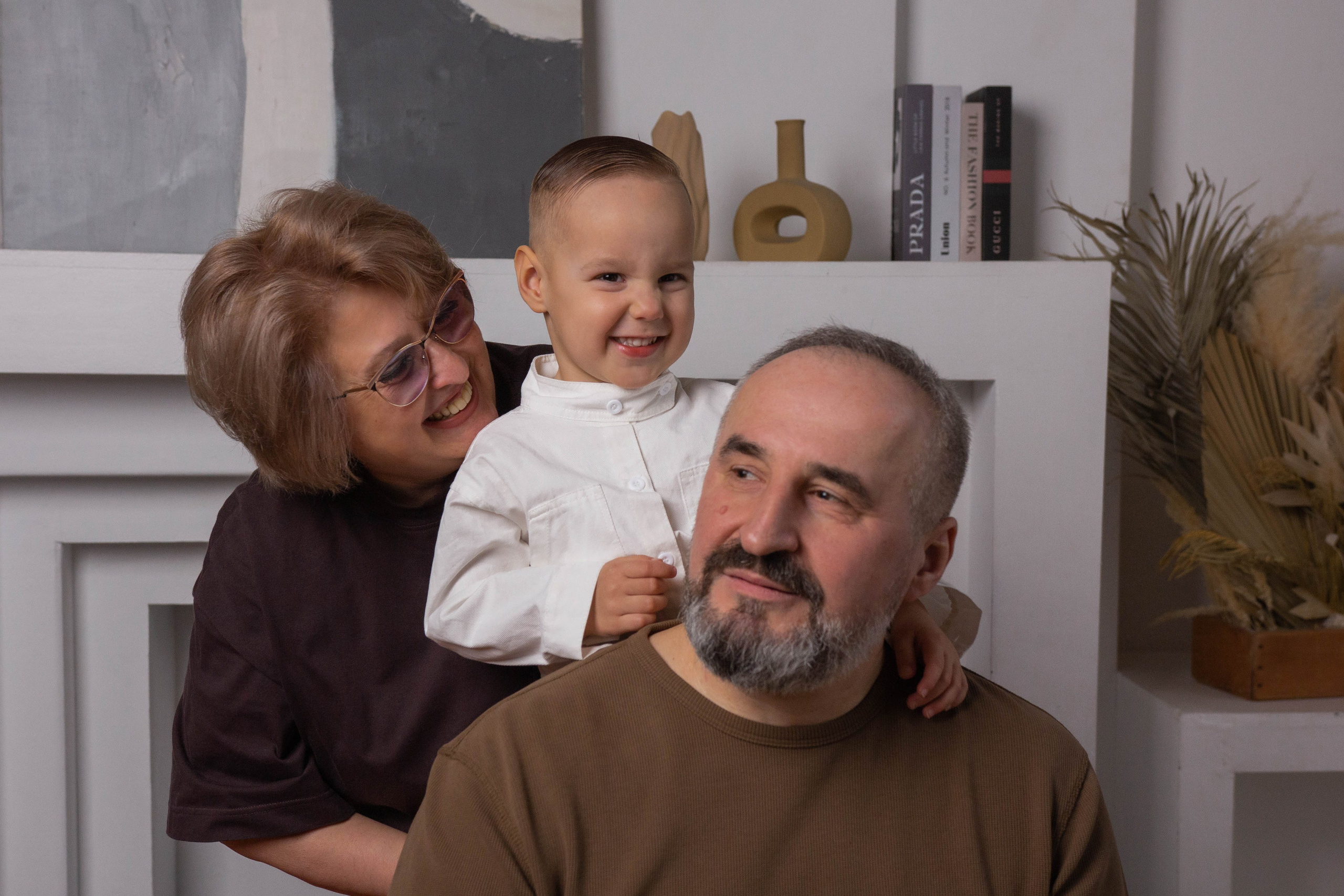 внук с бабушкой и дедушкой