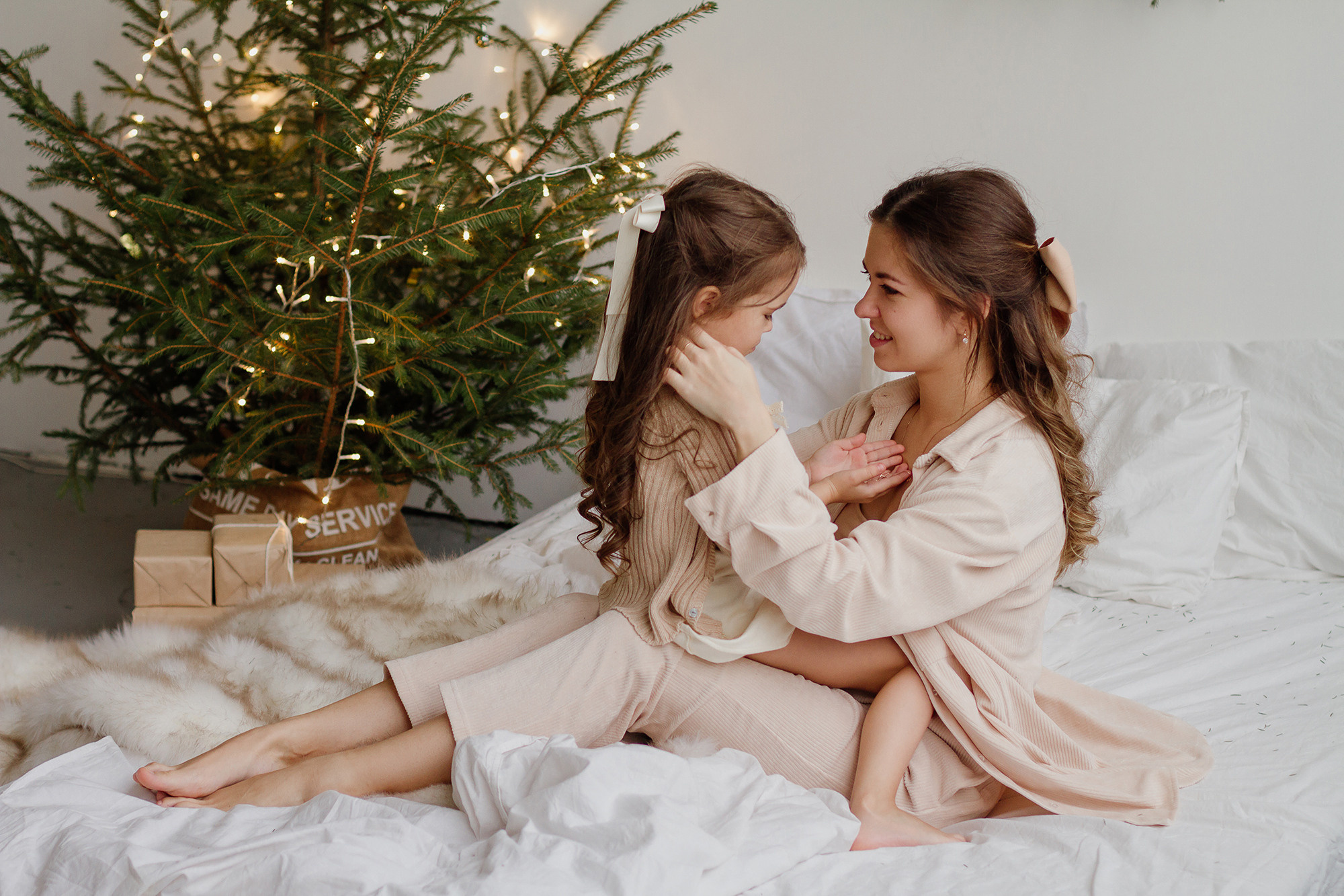 Новогодняя фотосессия мамы с дочкой. Семейный лайфстайл фотограф в Санкт-Петербурге Мария Шумилина