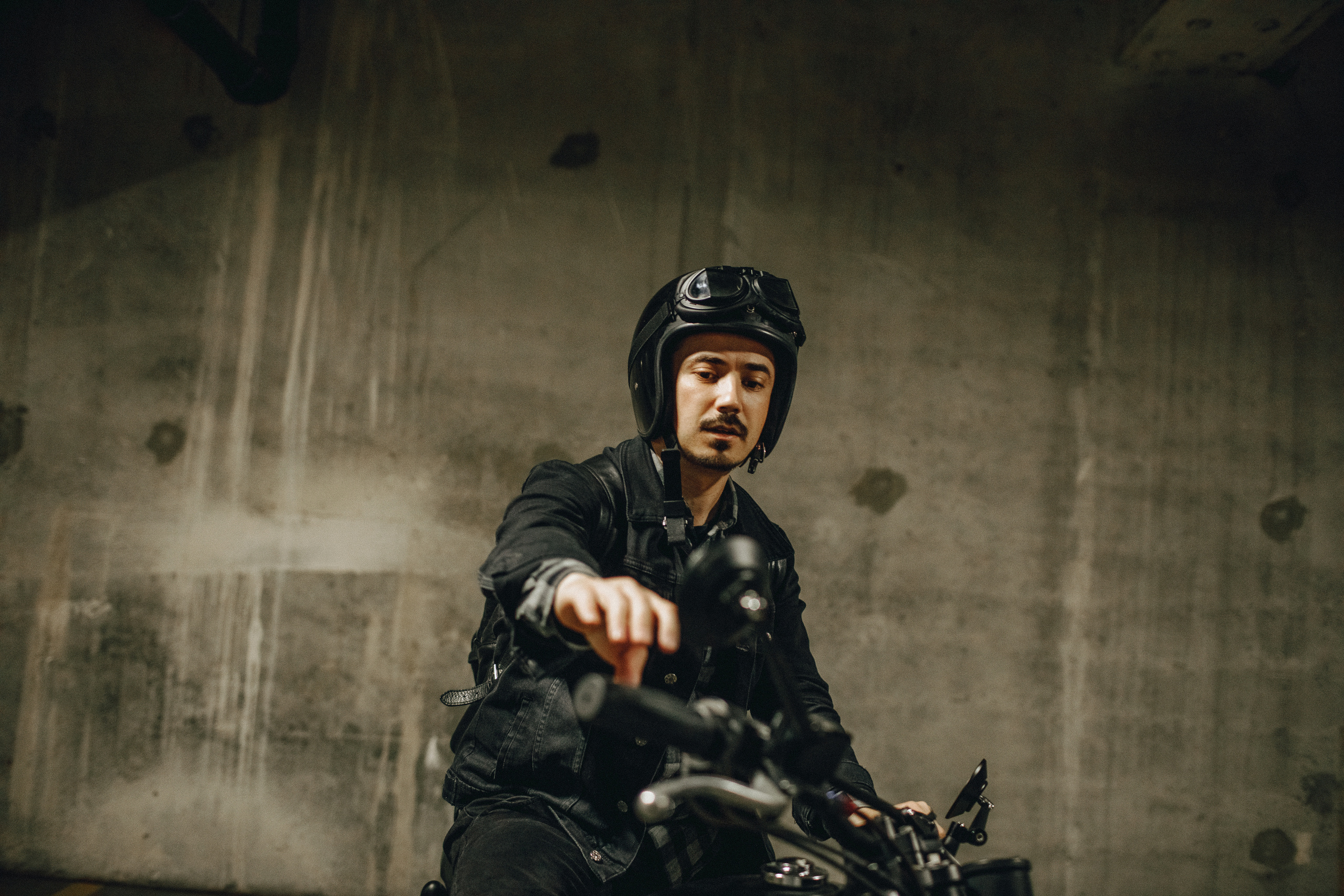 Байкер на парковке. Крым фото, отдых Крым, Севастополь фото, Свадьба фото, Олег Горбатко