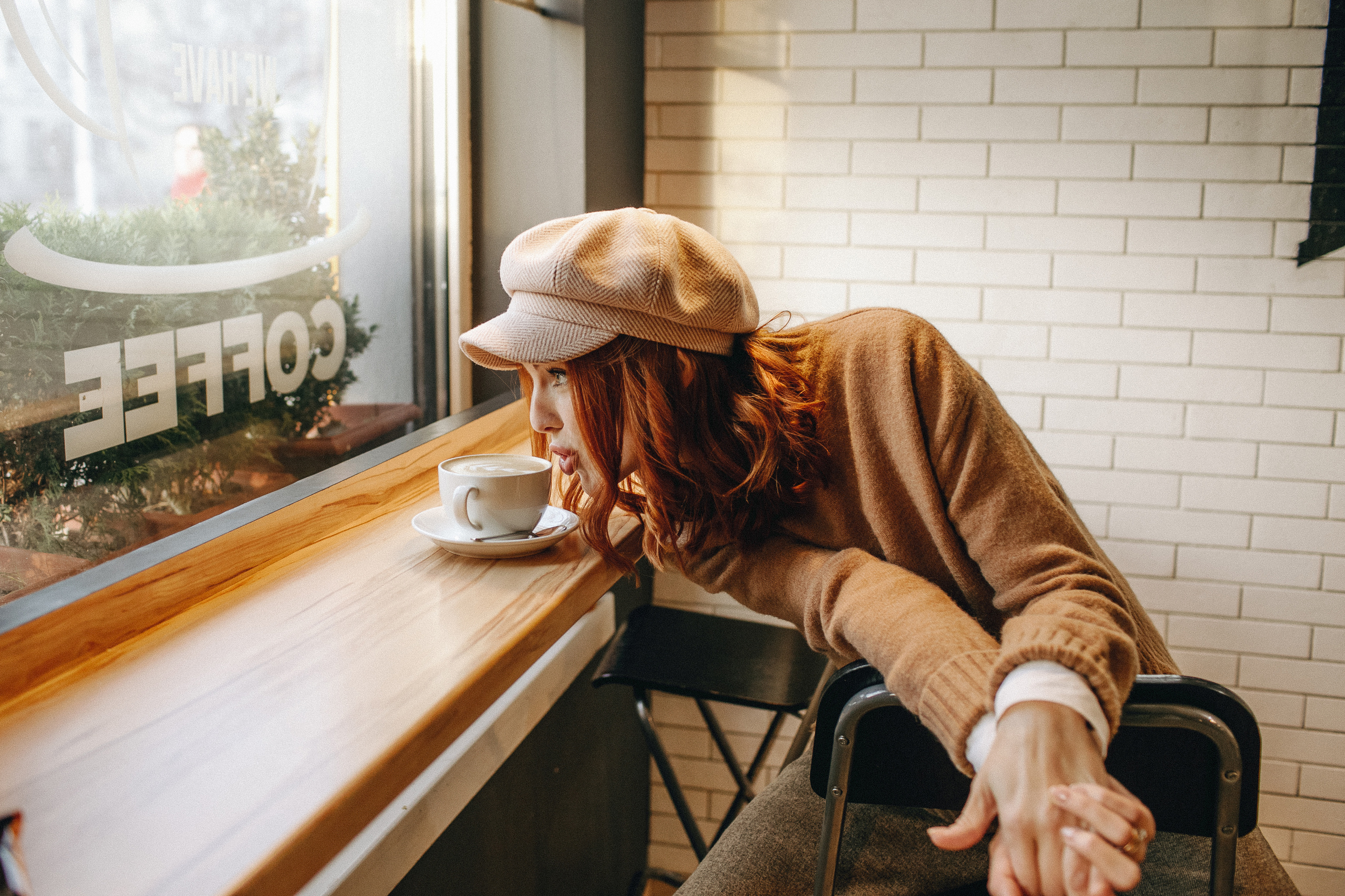 Рыжая девушка в кафе. Крым фото, отдых Крым, Севастополь фото, Свадьба фото, Олег Горбатко